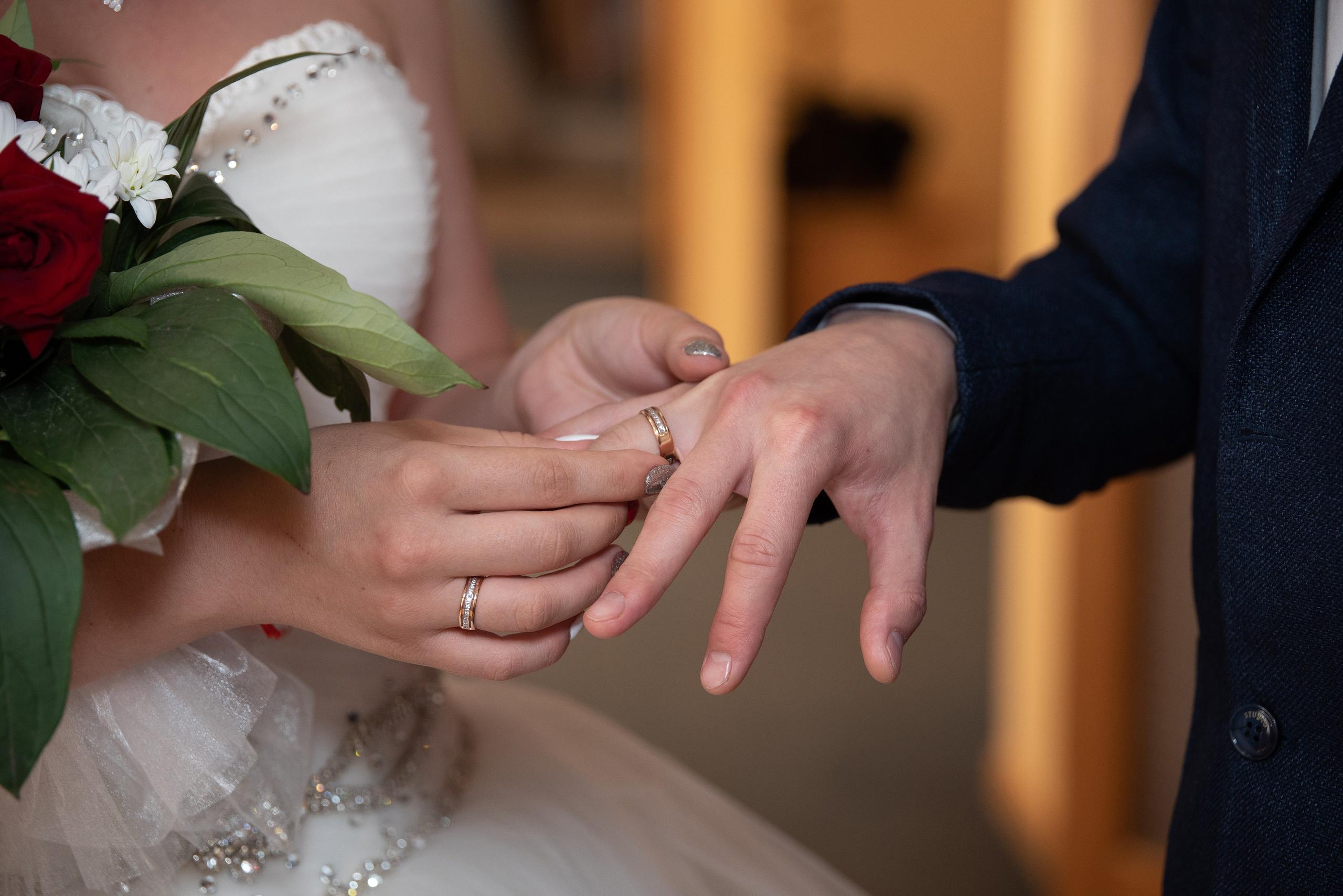 Момент надевания колец крупным планом.