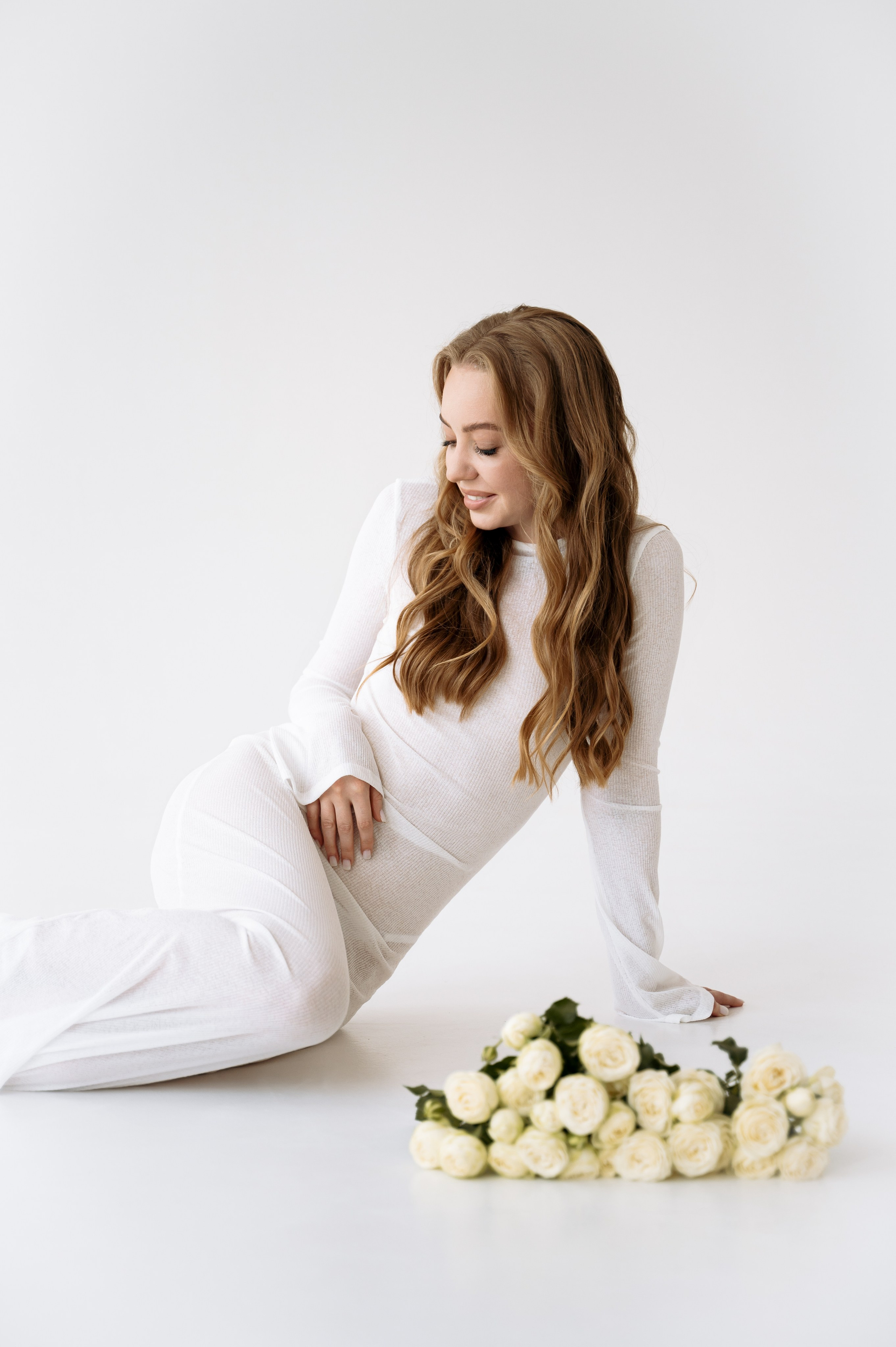 фотосессия девушки с букетом белых роз