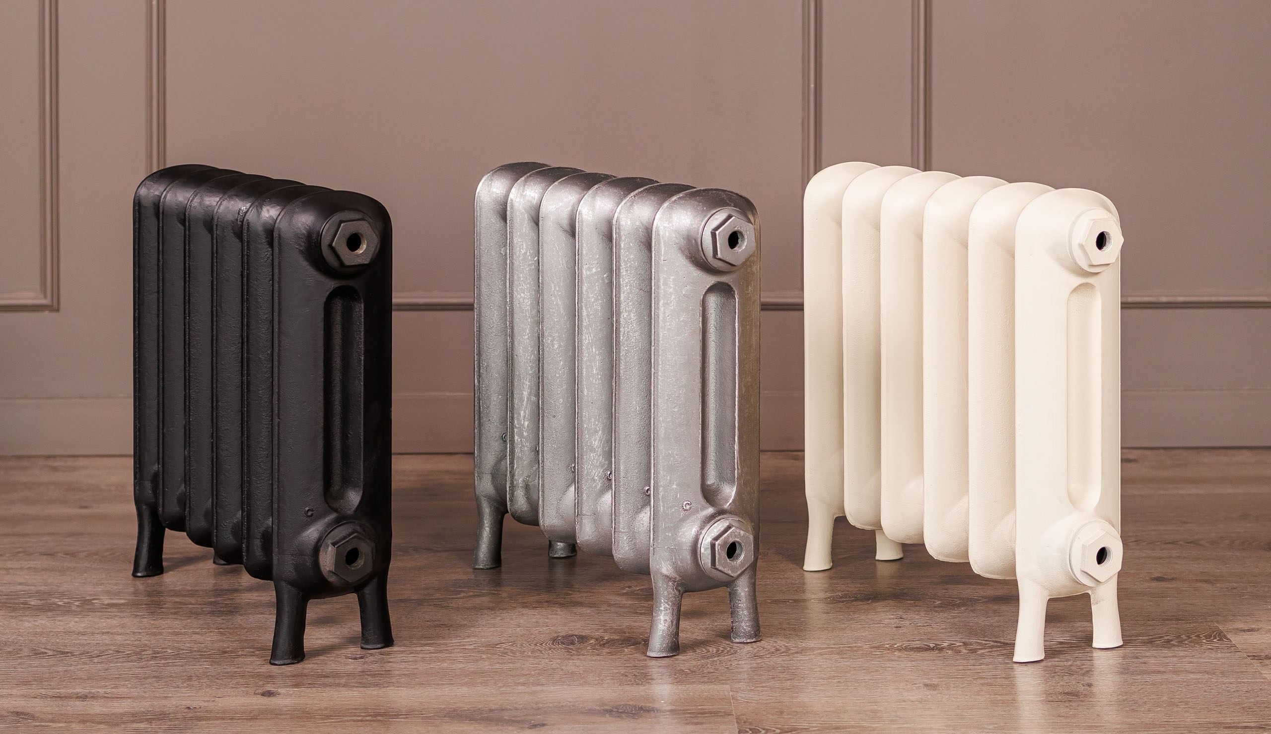 Предметные фотографии дизайнерских радиаторов отопления в стиле ретро