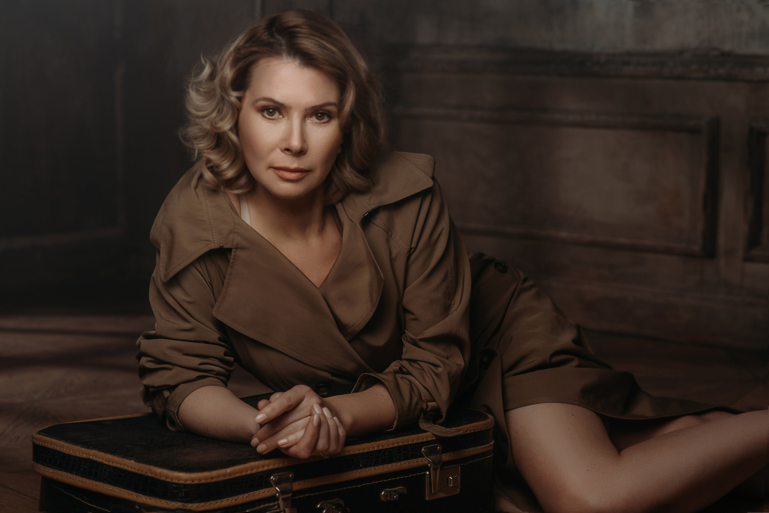 Фотосессия в винтажном стиле женщины в плаще на голое тело в дыму