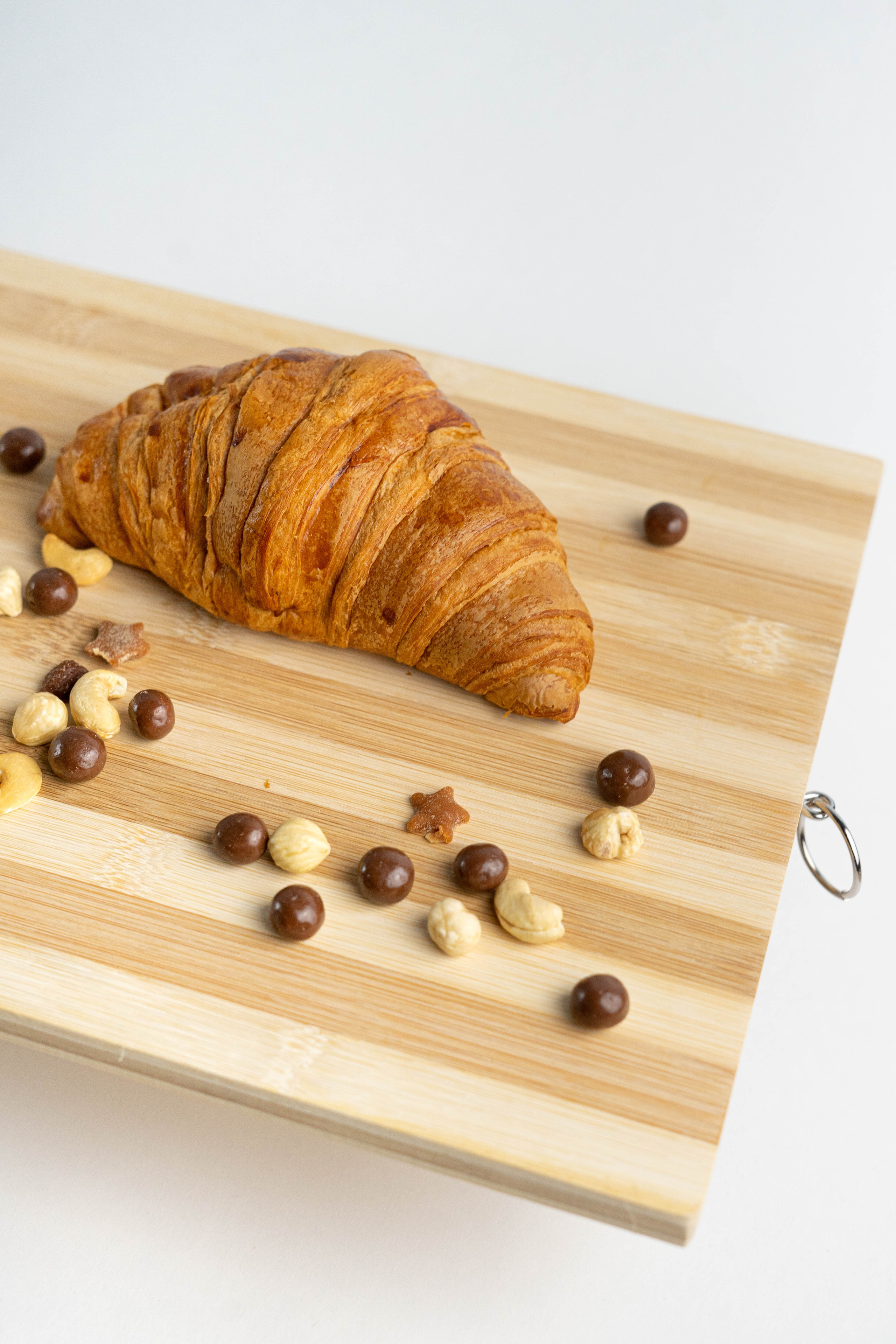 фотография разделочной доски с круассаном для маркетплейса в Москве