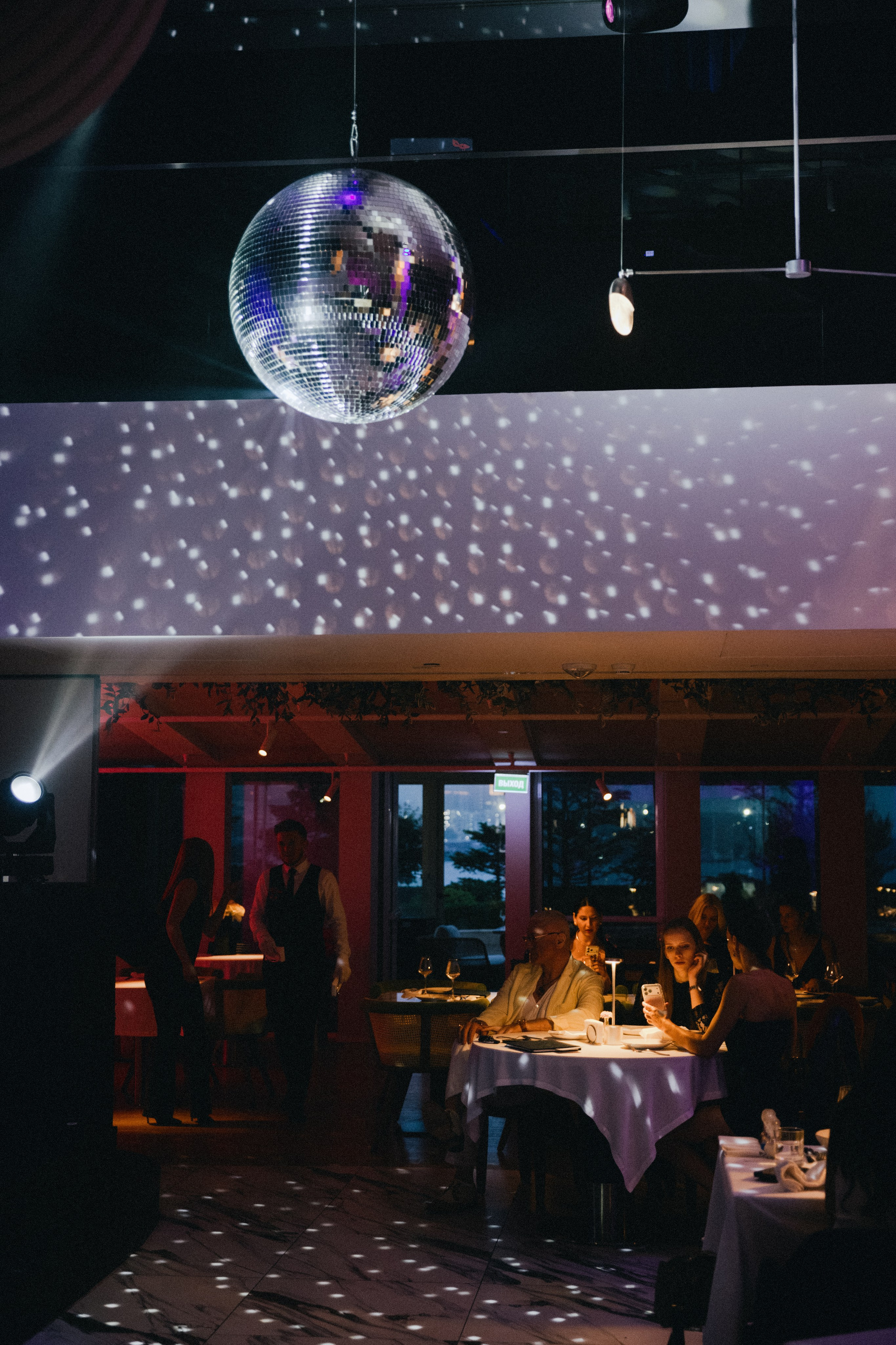 19 июня (пятница) премьера шоу-программы «Ривьера». BENUAR Restaurant