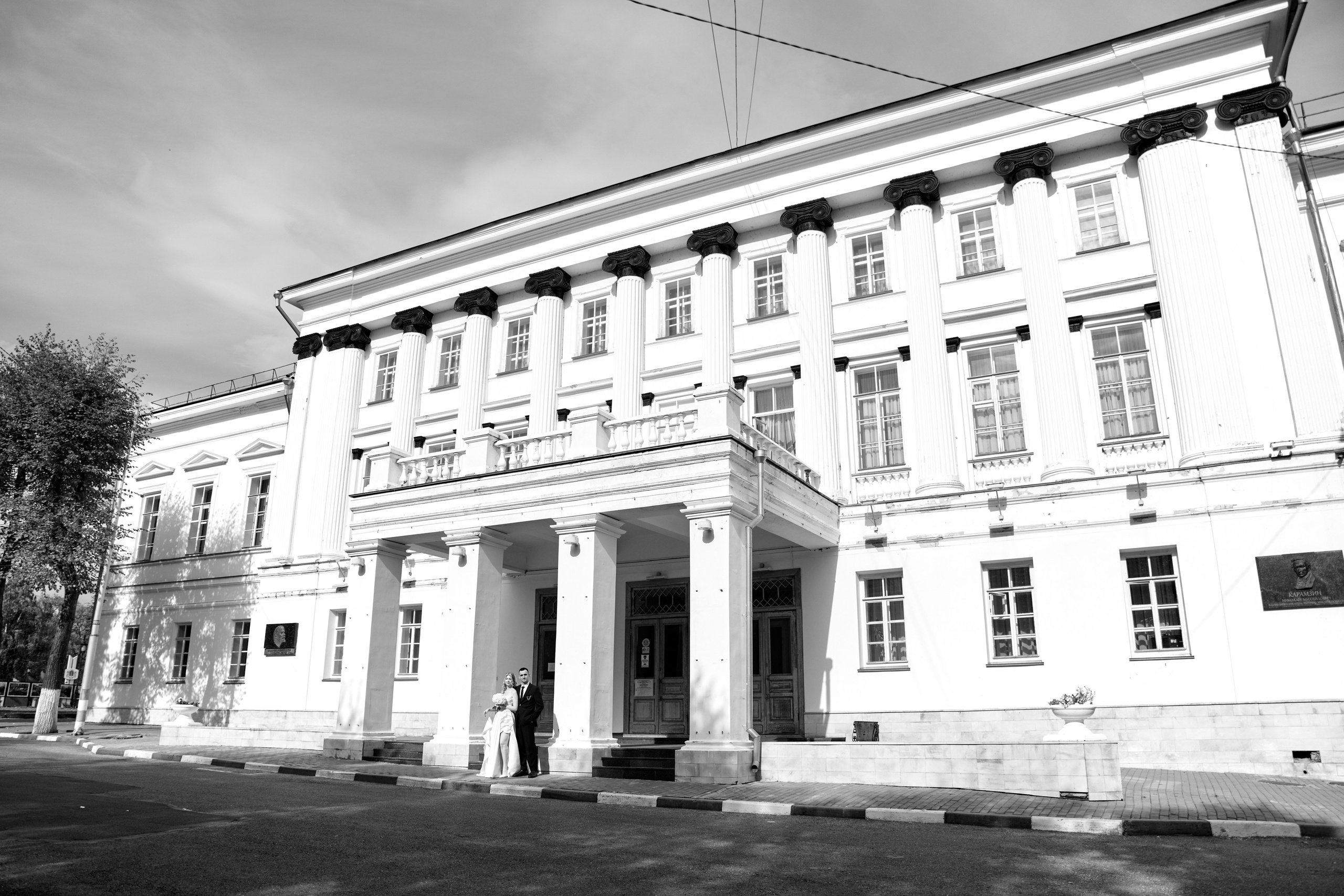 Свадьба у Дворца книги в Ульяновске. Фотограф Елена Орешина