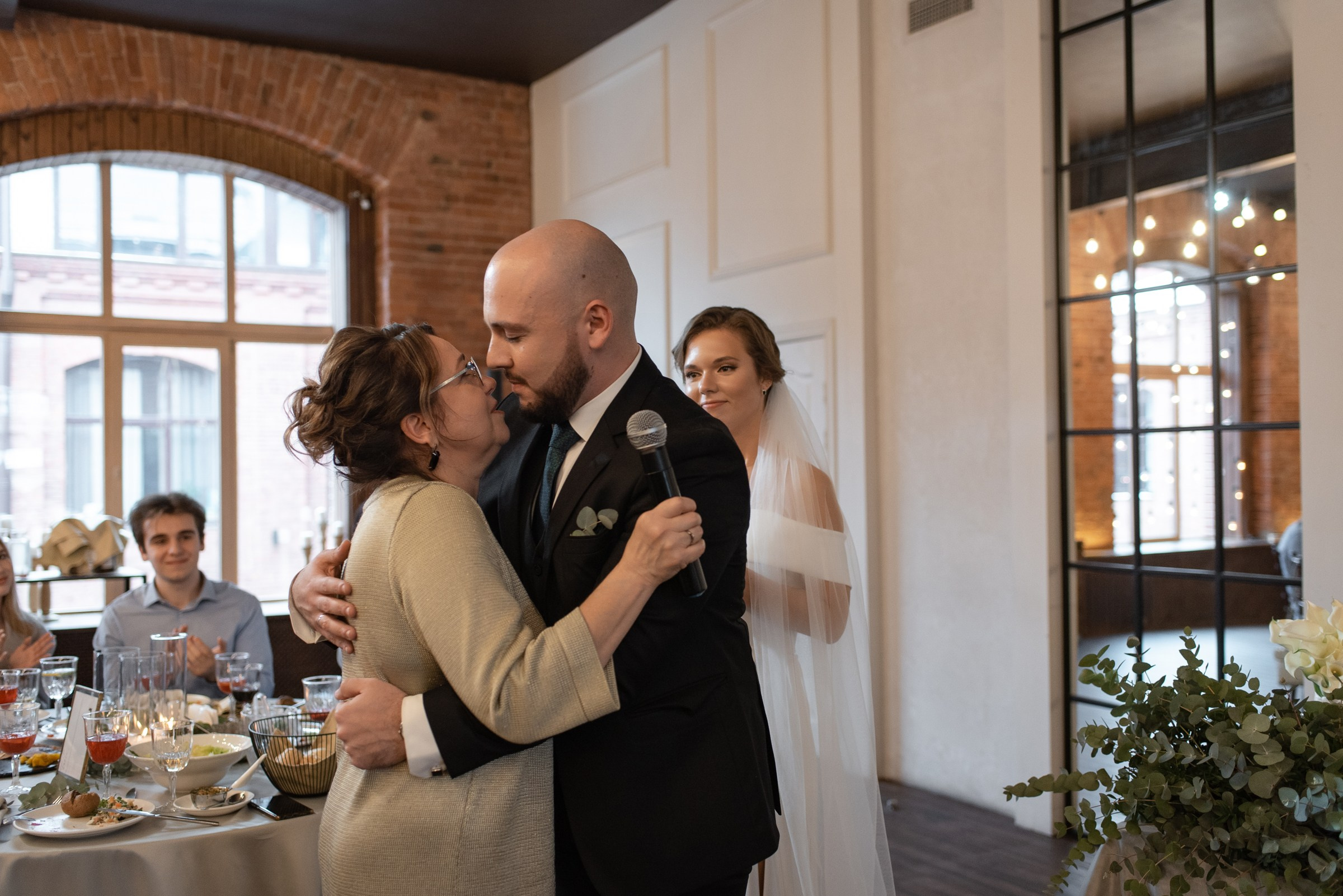 свадебный банкет в весеннем лофте