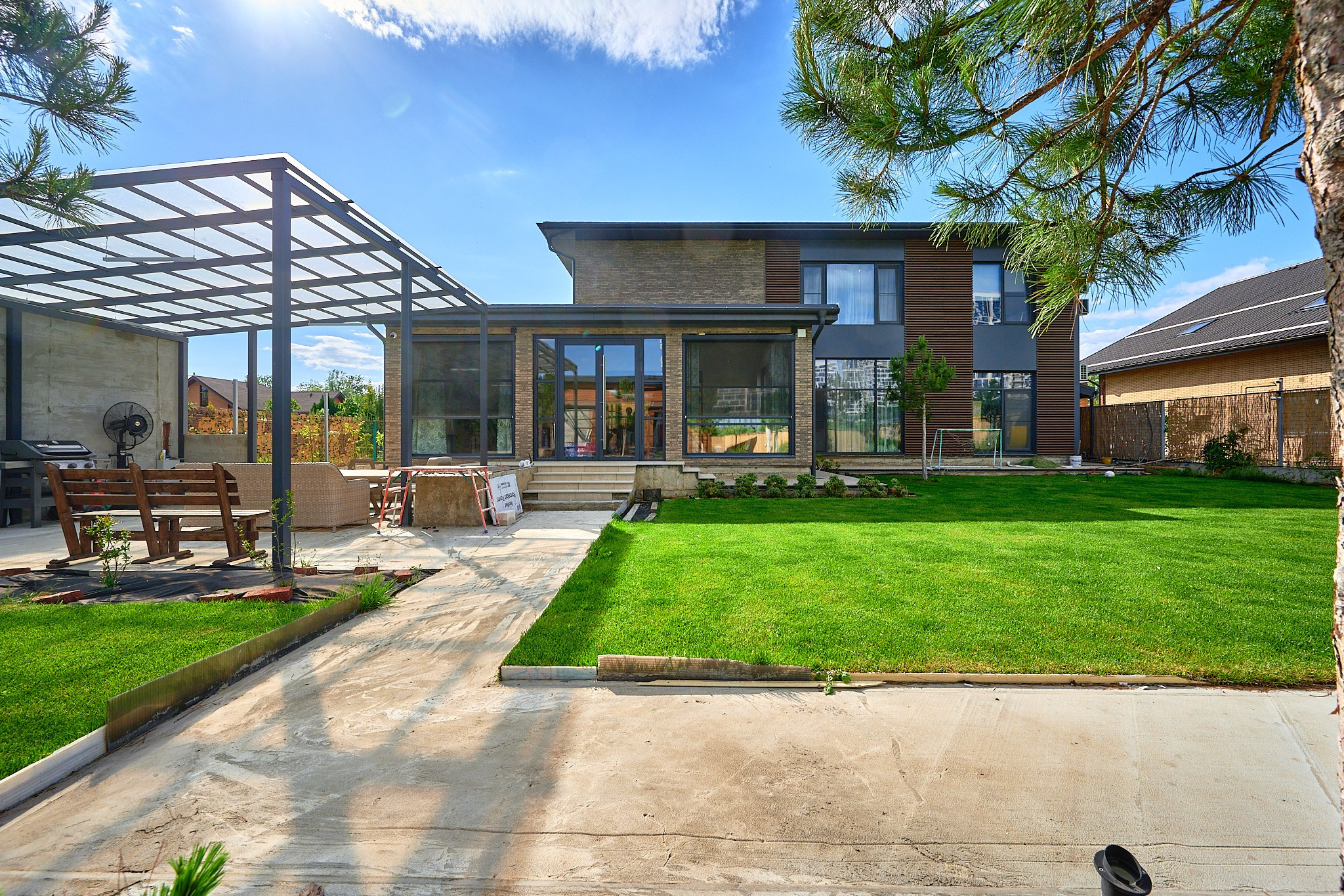 дорожка с травой два дома коричневые скамейки 