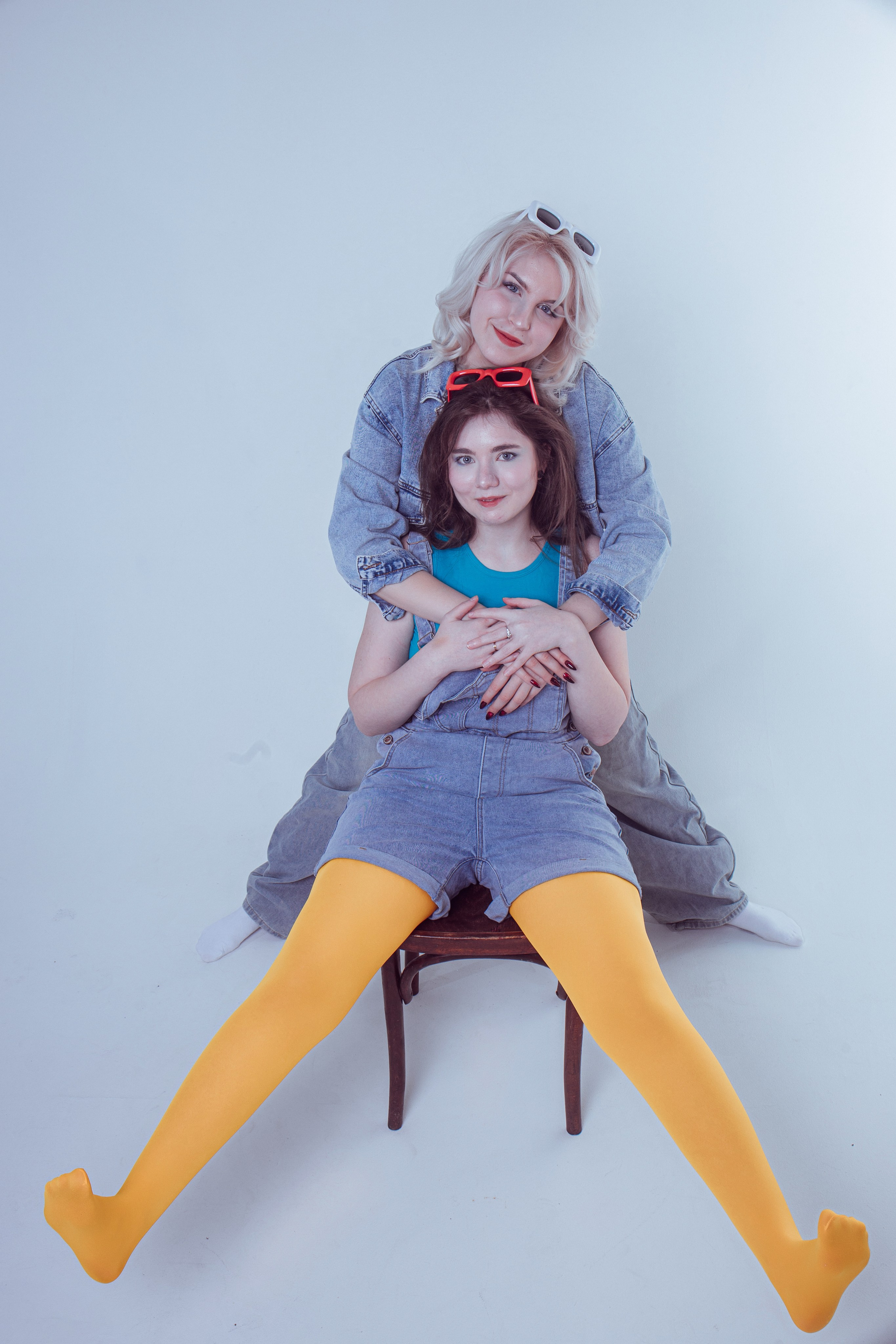 Джинсы порезаны Лето три полоски на кедах. Главная