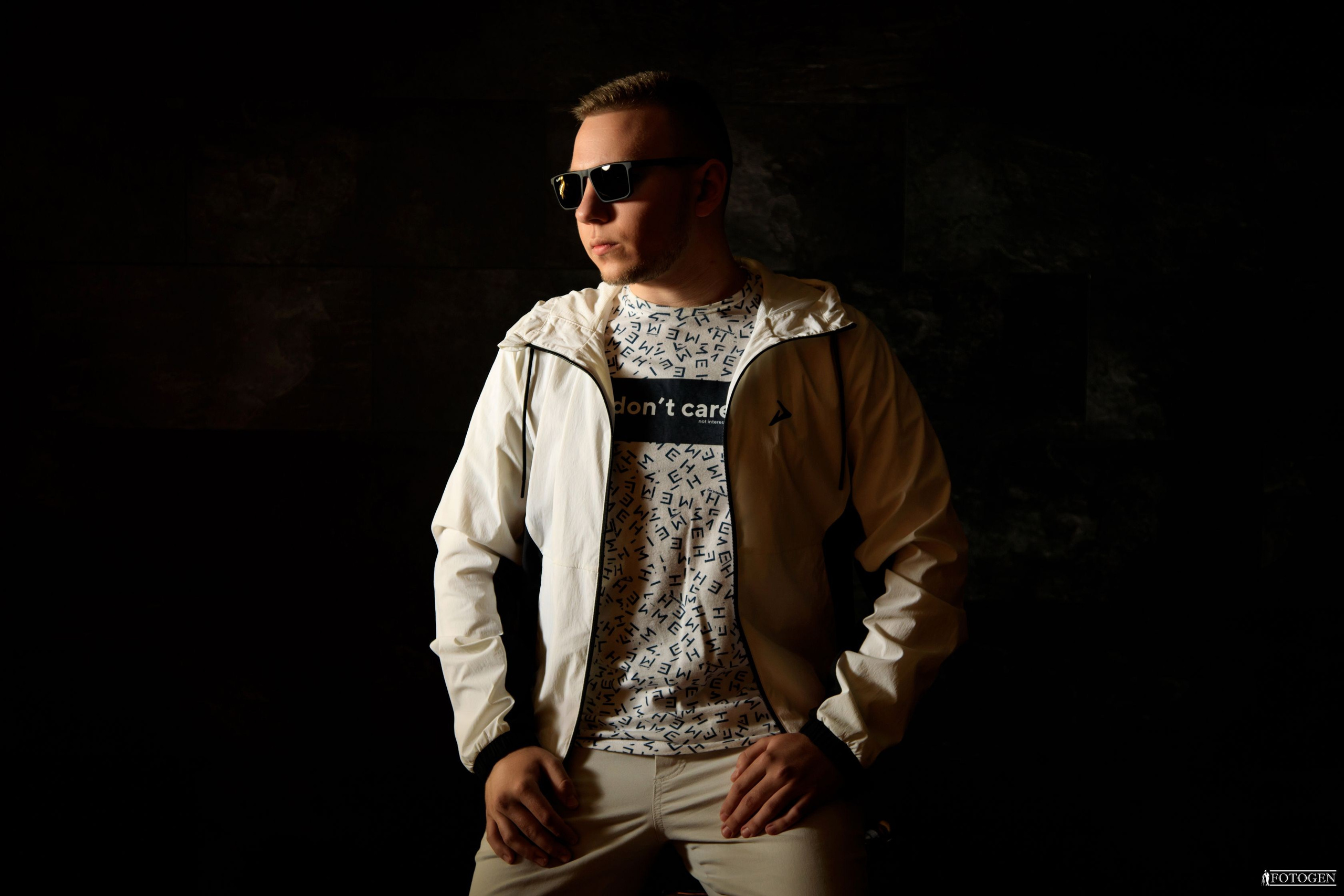 Профессиональная мужская фотосессия в Fotogen: Ваша история в кадре. Интерьерная фотостудия FOTOGEN г. Краснодар