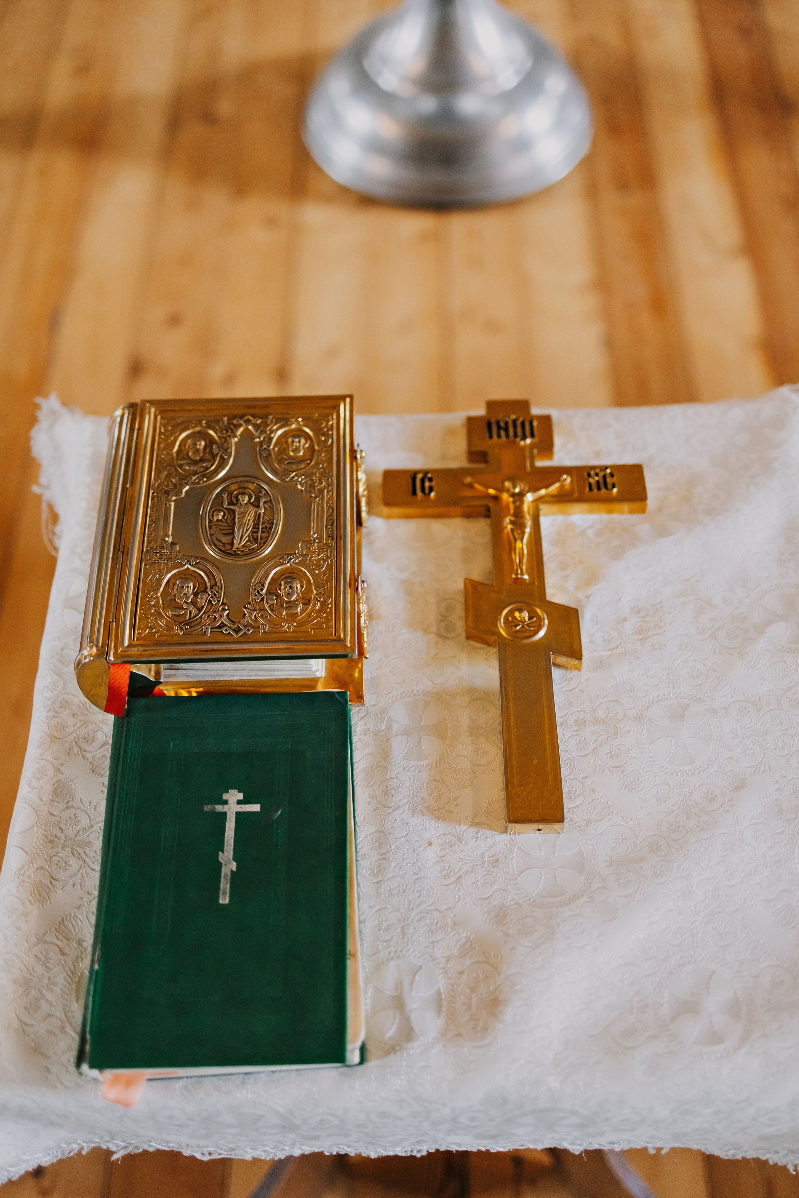 Крещение фото: Детали обряда: запечатывание свечи и крестик.