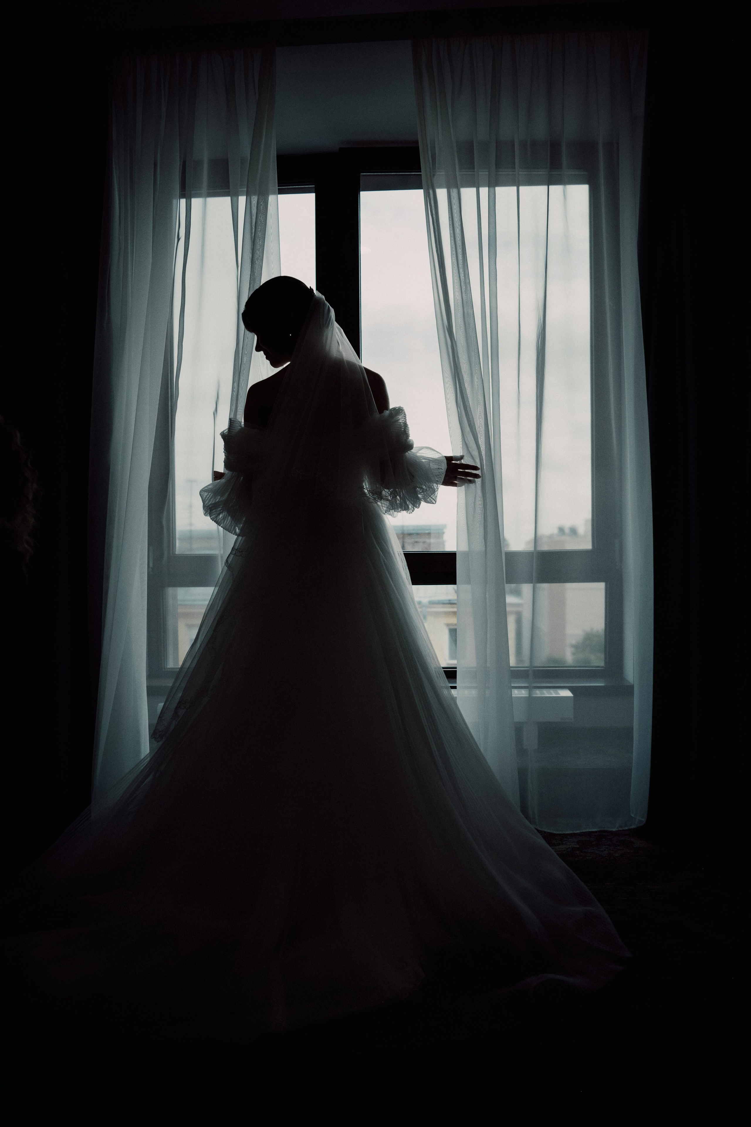 Темный силуэт невесты — эстетика света и формы