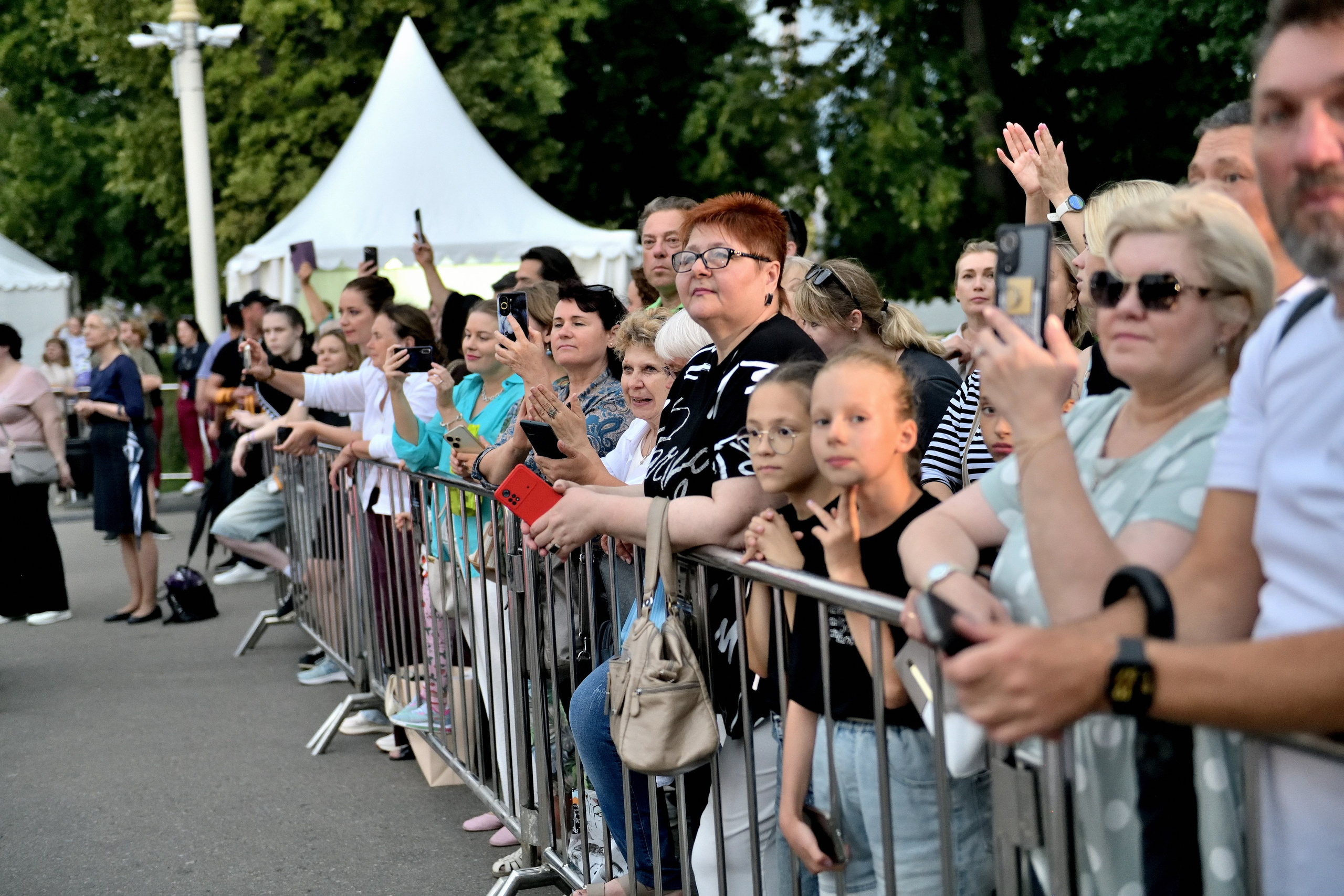 "Зрители показа мод на мероприятии на ВДНХ".