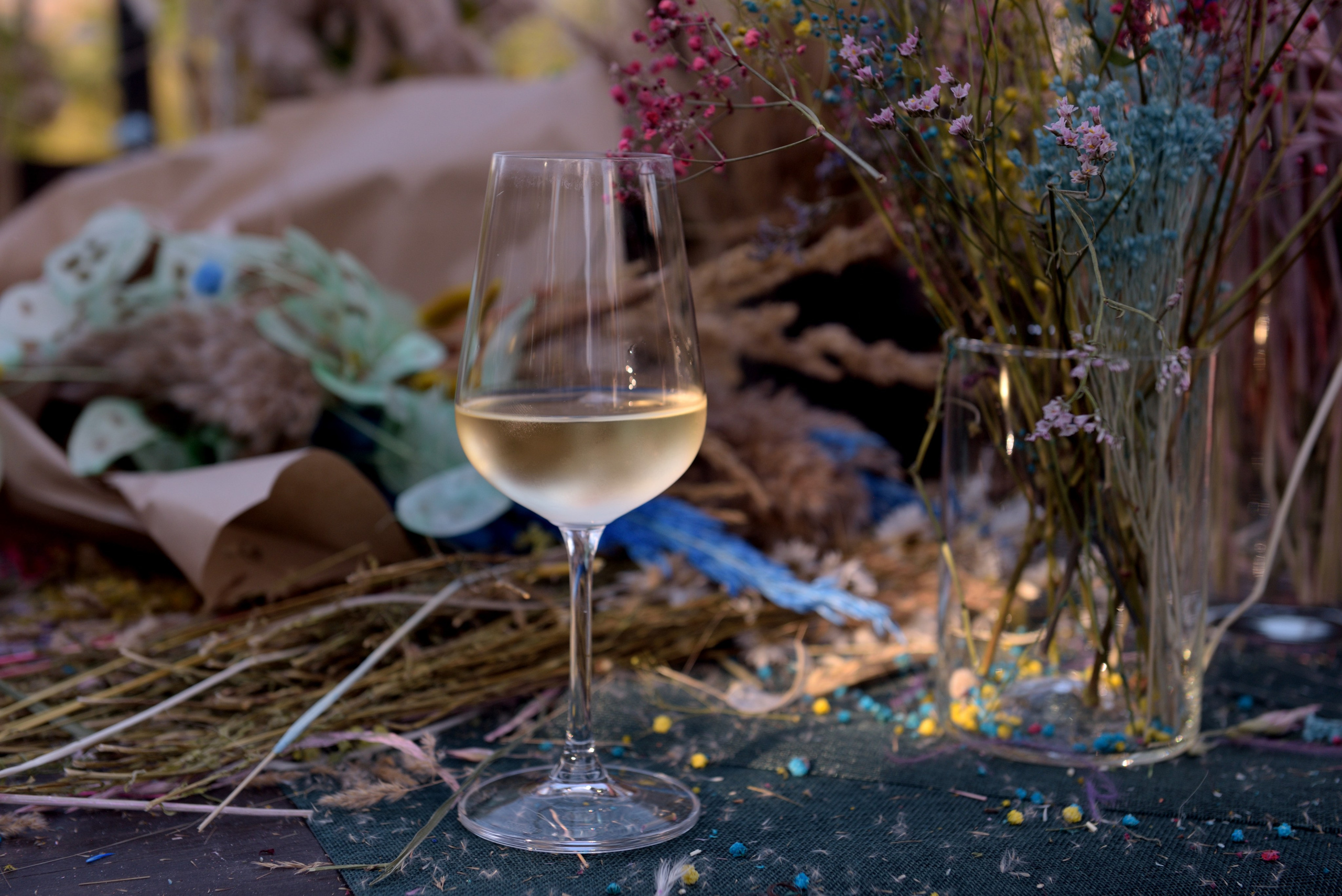 "Красивый бокал с вином на торжестве".