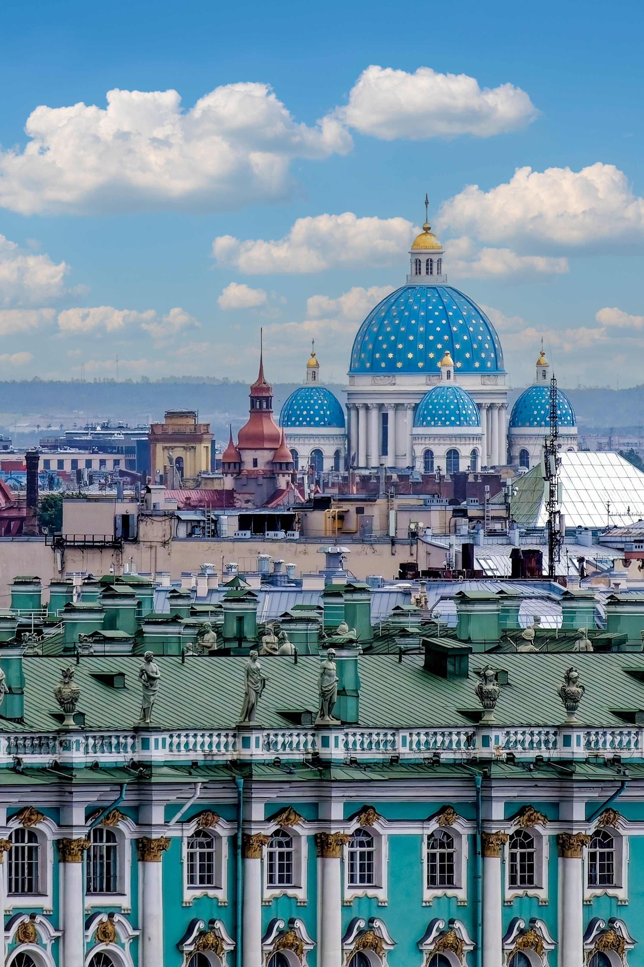 Вид со смотровой площадки Петропавловского собора на Собор Святой Живоначальной Троицы Лейб-Гвардии Измайловского полка Санкт-Петербурга
