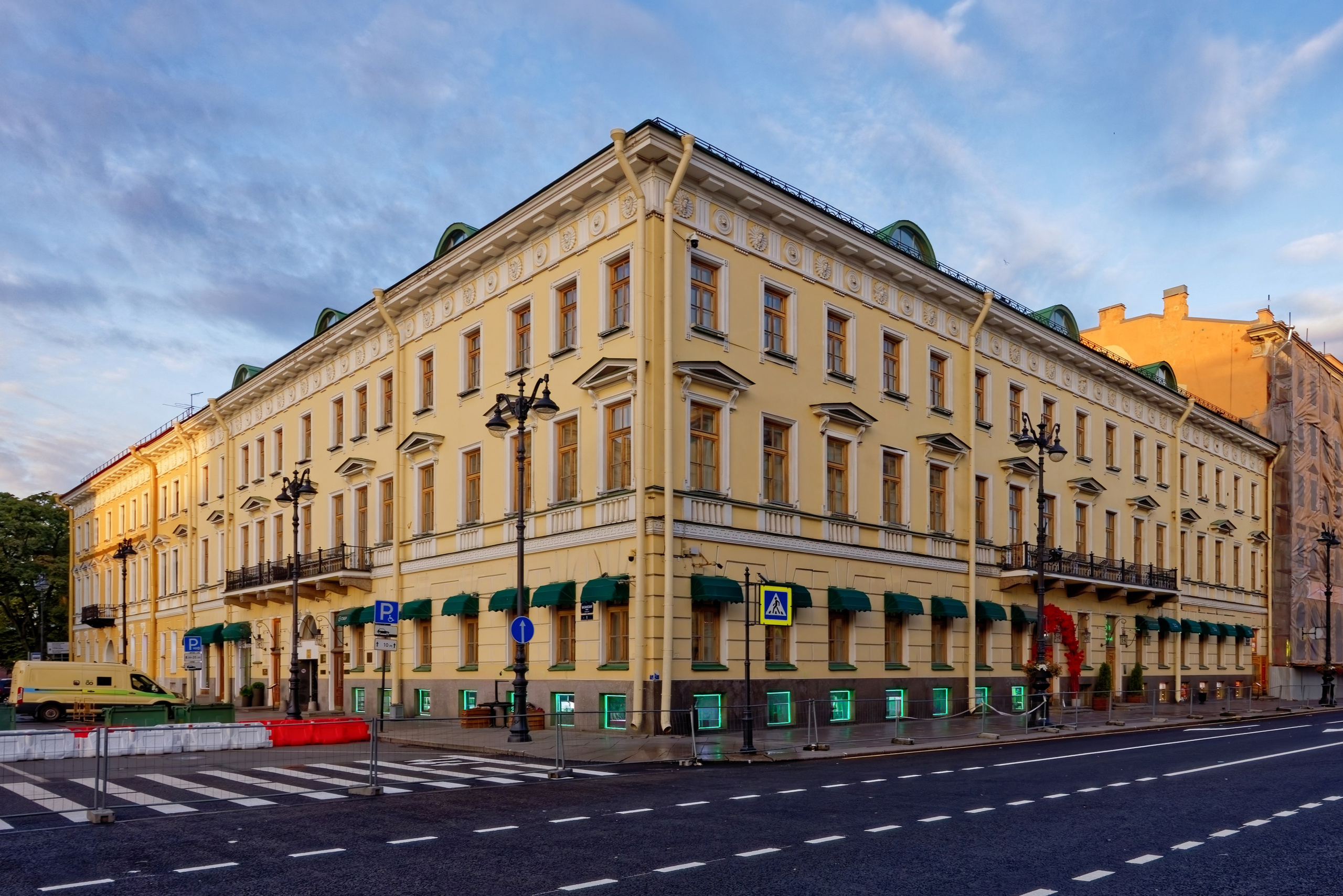 Санкт-Петербург, Невский проспект, дом 25 (Казанская улица, дом 1). Дом церковнослужителей Казанского собора, 1813 год. Архитектор Василий Петрович Стасов. ОКНРЗ 781510410810005