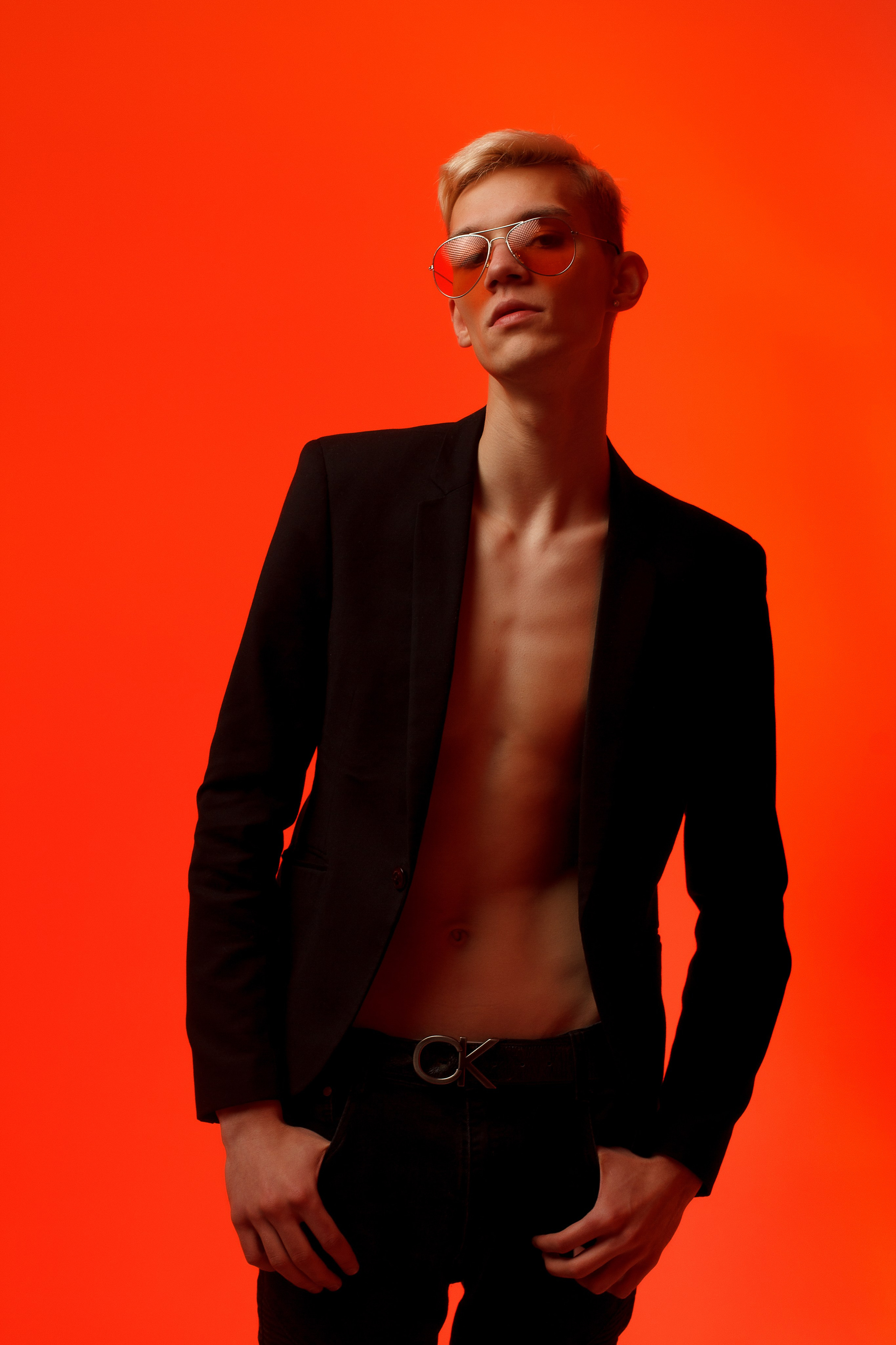 Креативное освещение на мужской портретной фотосессии в Санкт-Петербурге