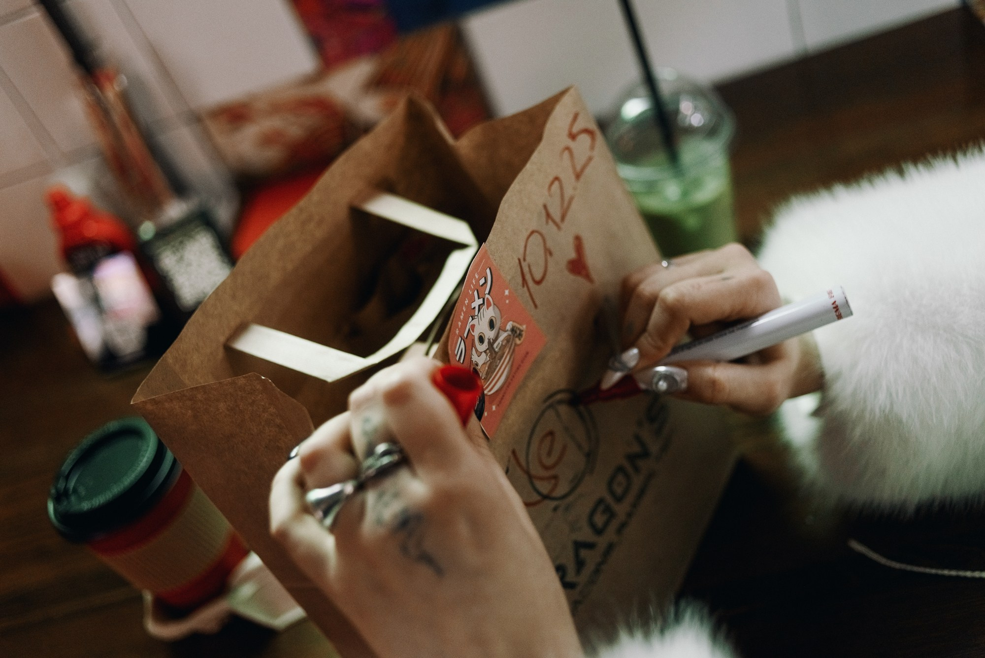 Жених и невеста едят лапшу, неформальная свадебная съемка в кафе