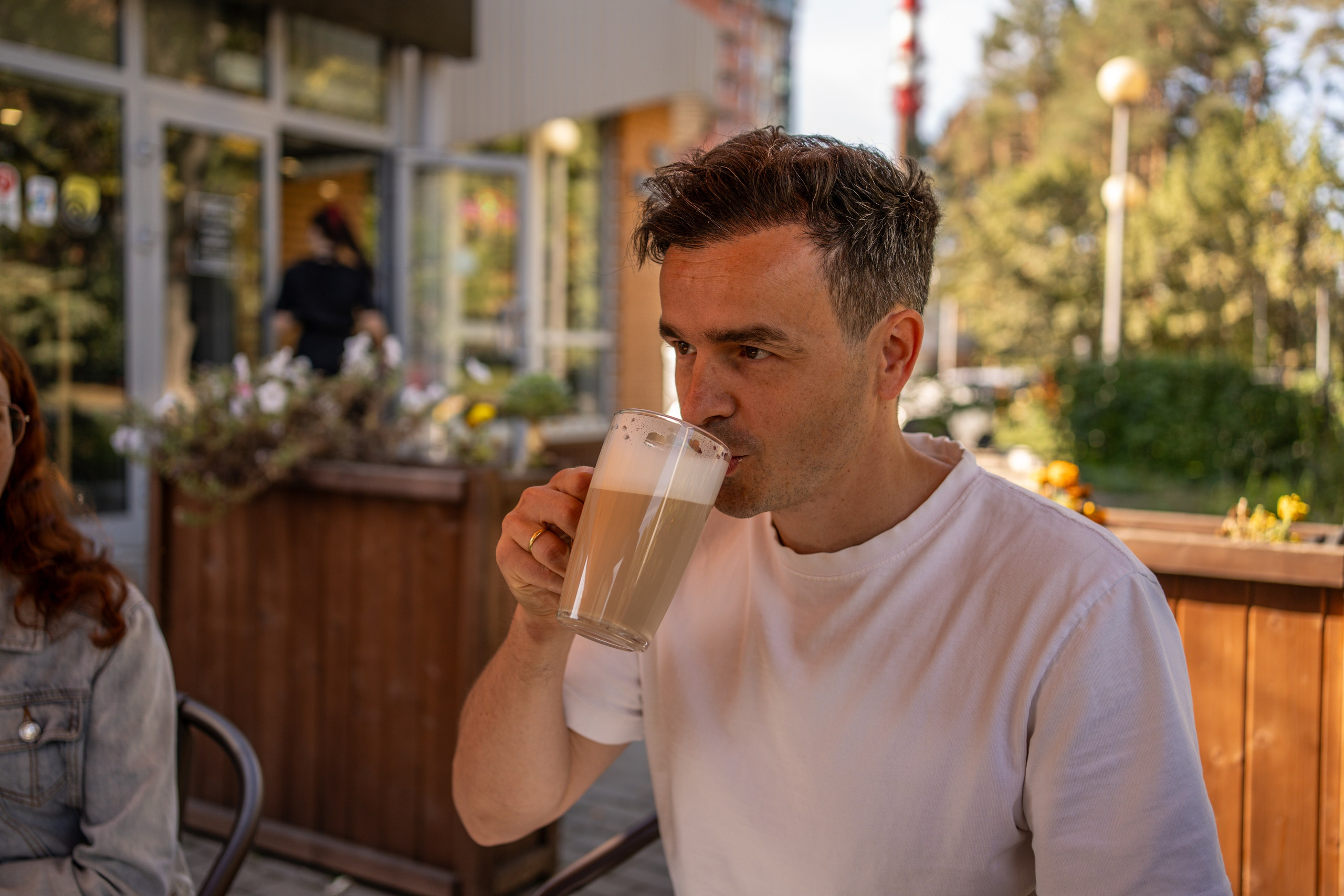 Мужчина пьет кофе в кафе