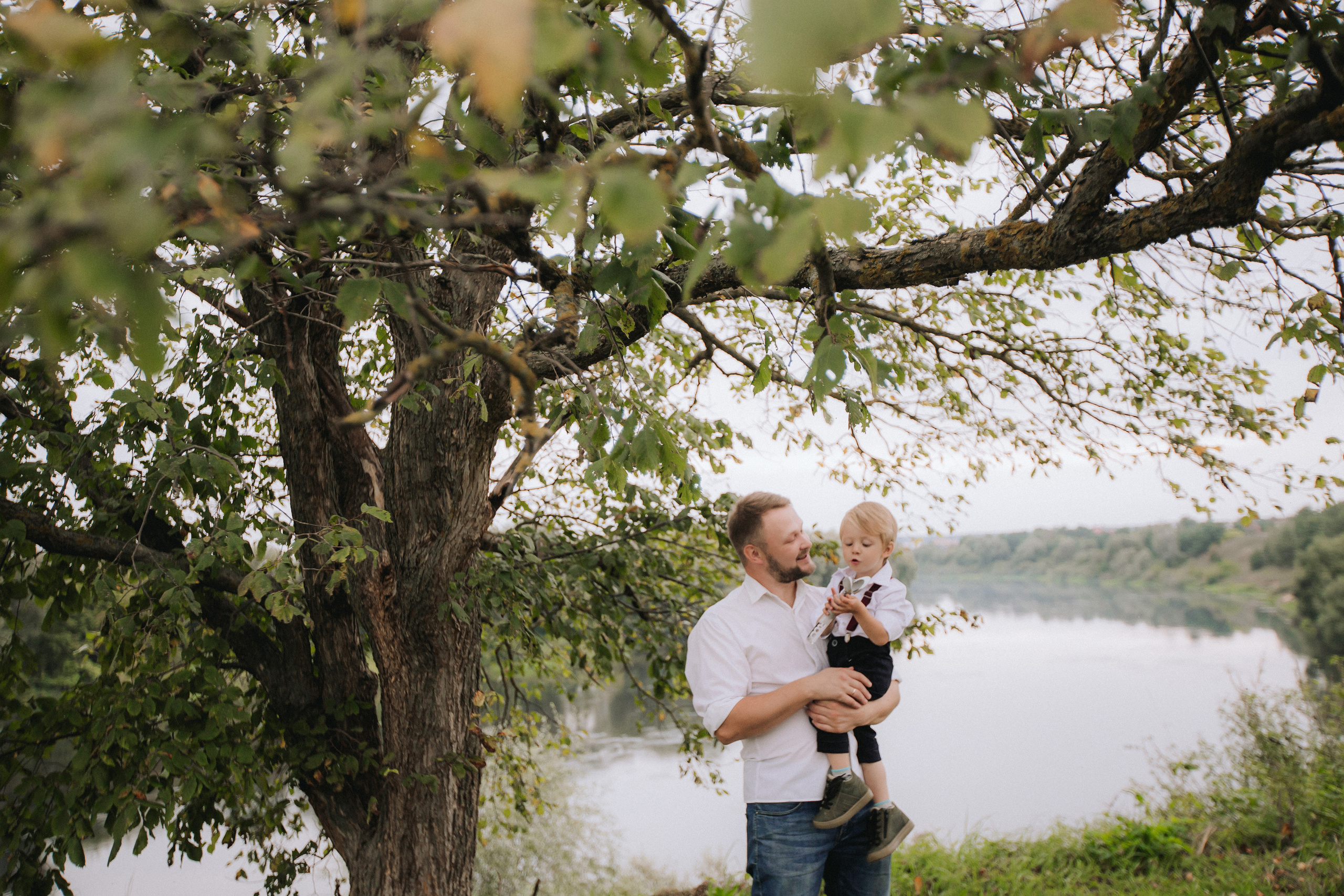 Прогулка на берегу реки. Профессиональная видео и фото съёмка в Калуге и области