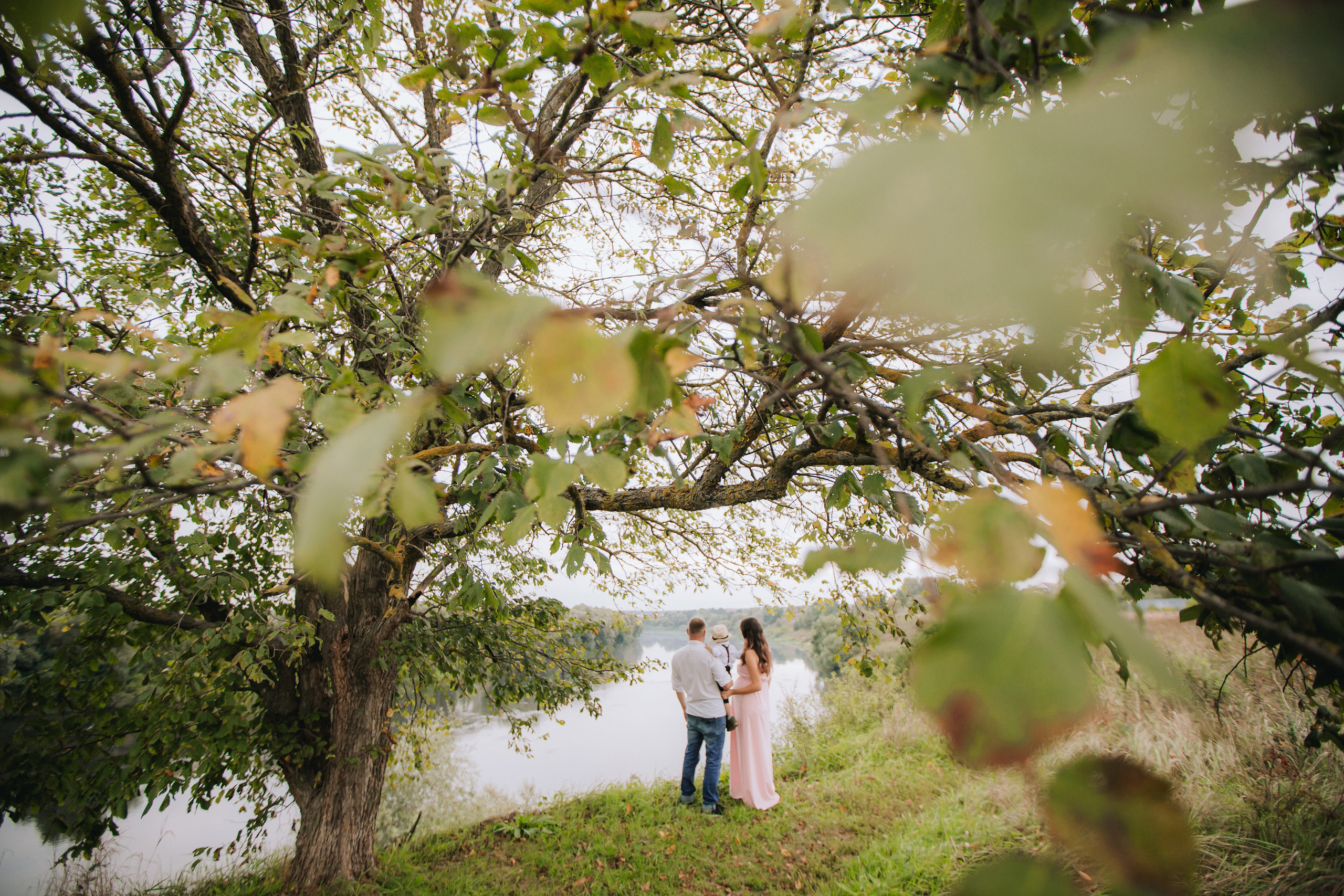 Прогулка на берегу реки. Профессиональная видео и фото съёмка в Калуге и области