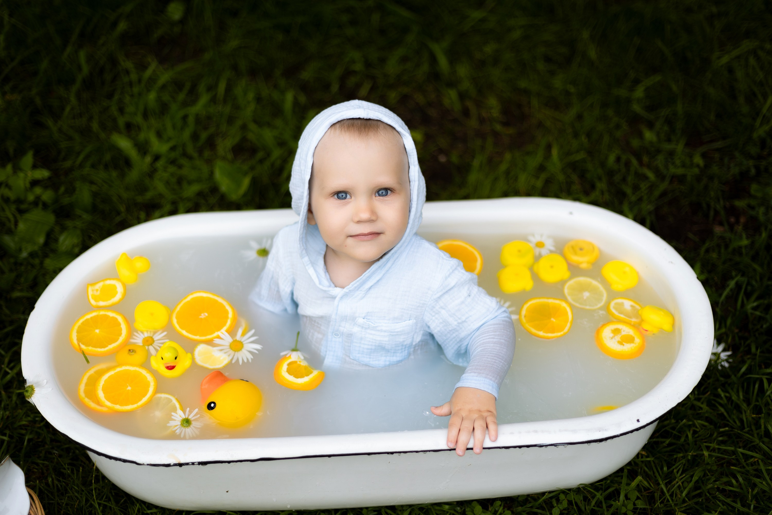 детская фотосессия в ванночке девочка и мальчик, ванна с молоком, ванна с уточками, ванна с цитрусами, ванна с ромашками