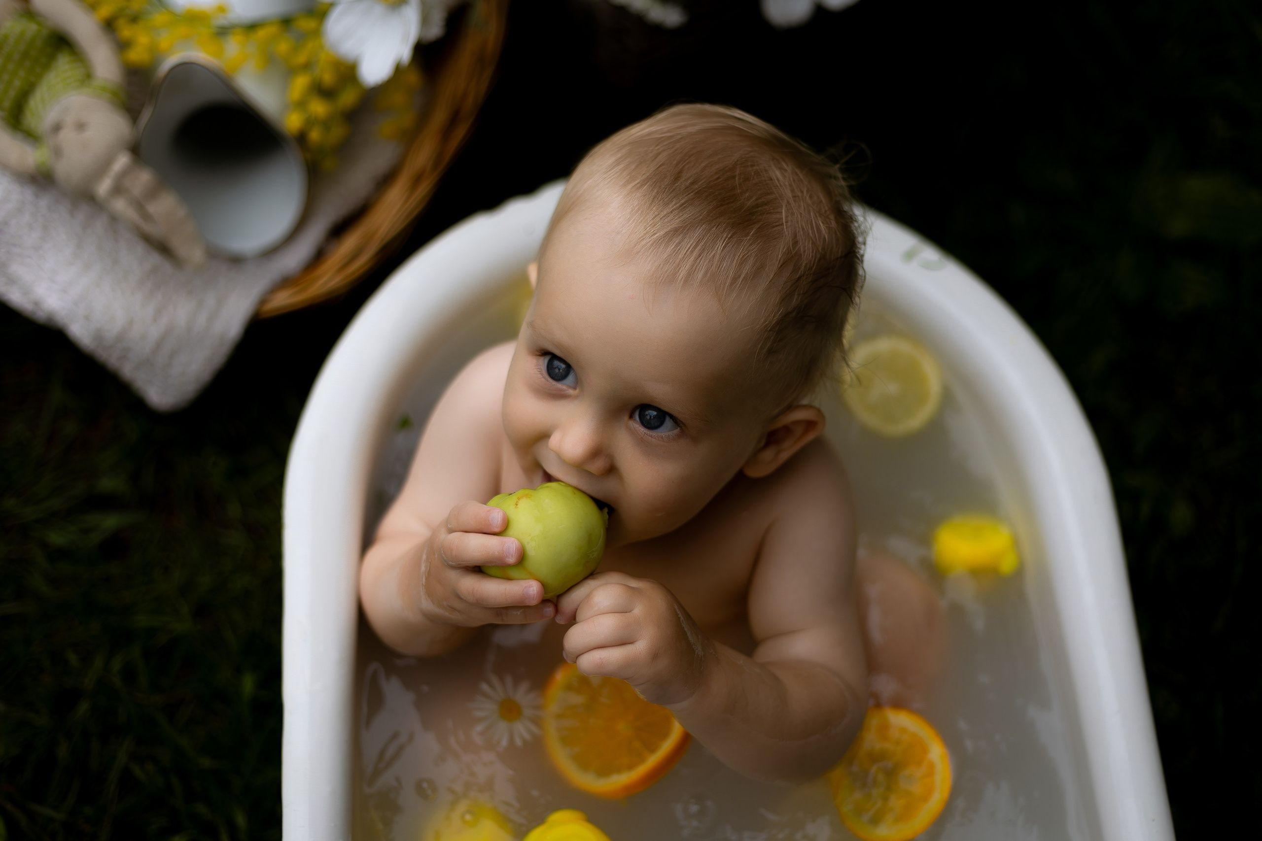 детская фотосессия в ванночке девочка и мальчик, ванна с молоком, ванна с уточками, ванна с цитрусами, ванна с ромашками