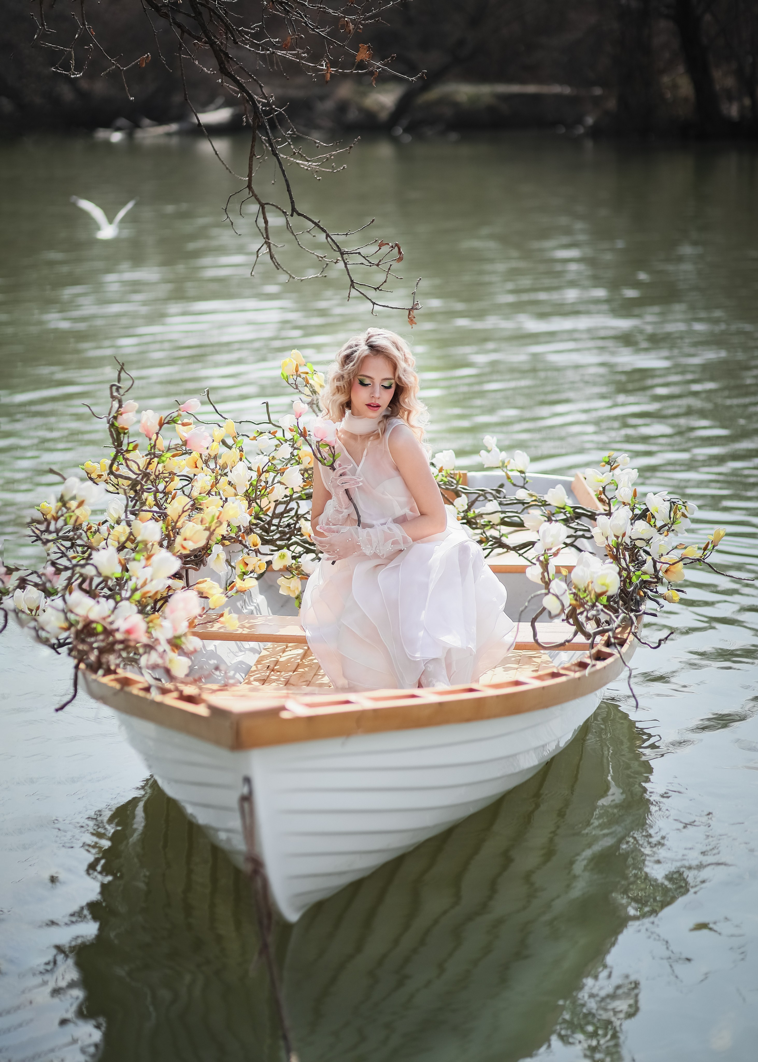Женская индивидуальная фотосессия на озере Рица.
