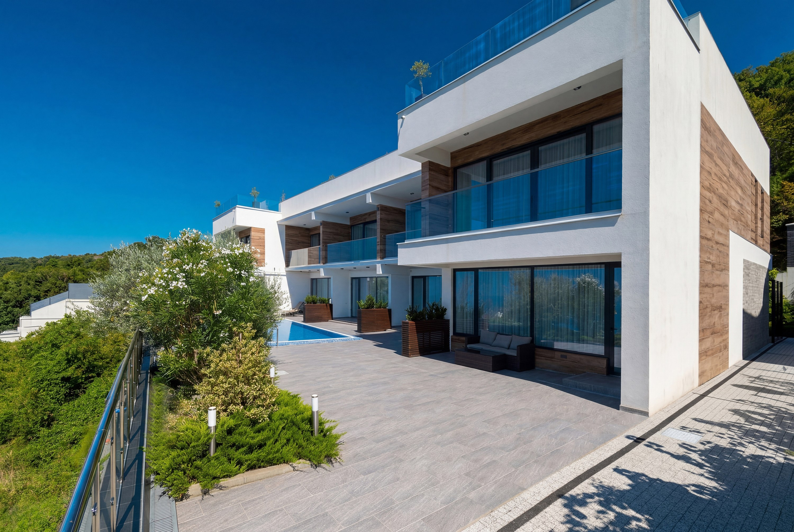 Интерьерная фотосъемка загородного дома с бассейном. Город Сочи. Фасад в современном стиле