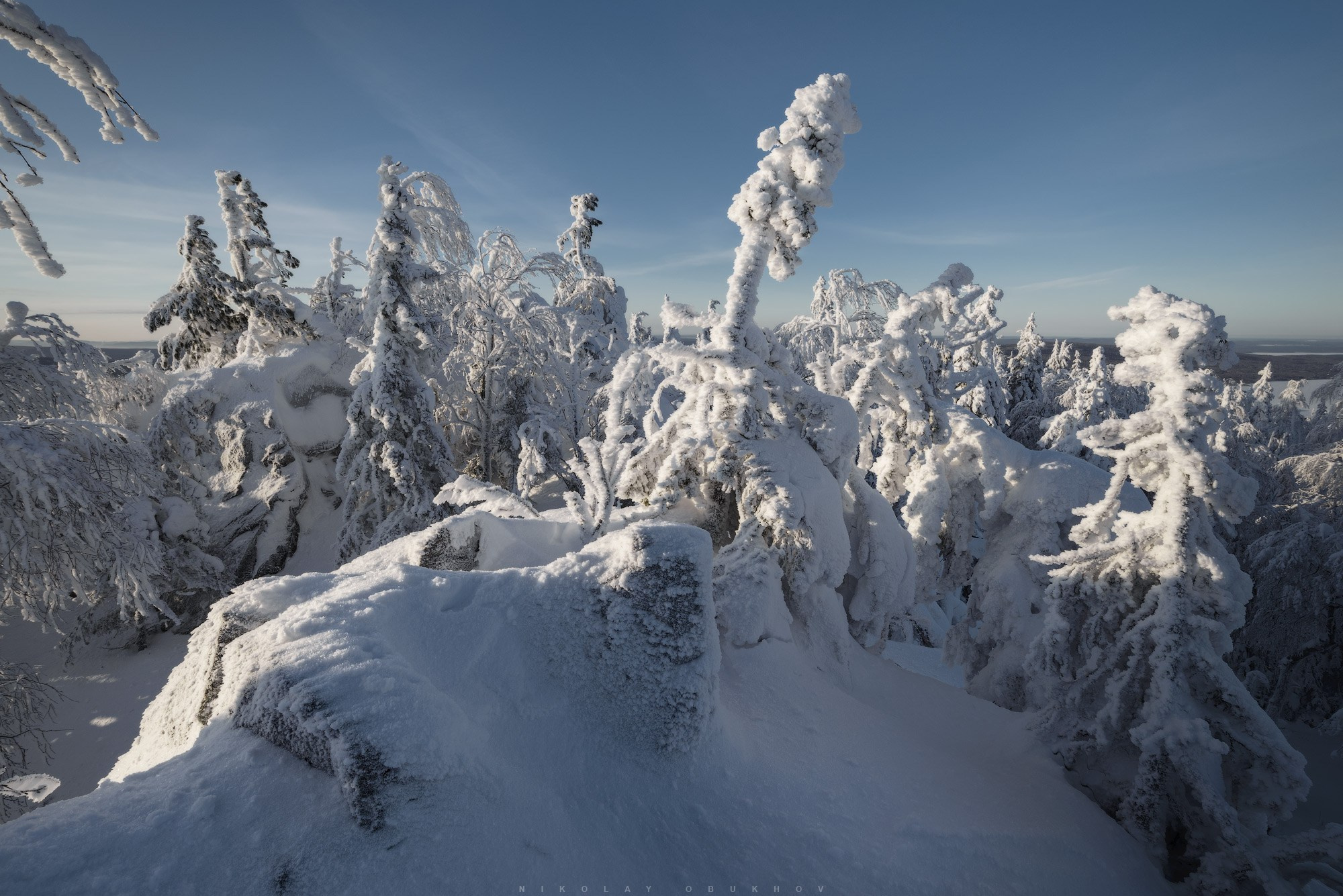 Как сон, зимний лес окутан легкой дымкой инея над вершинами Белой горы.