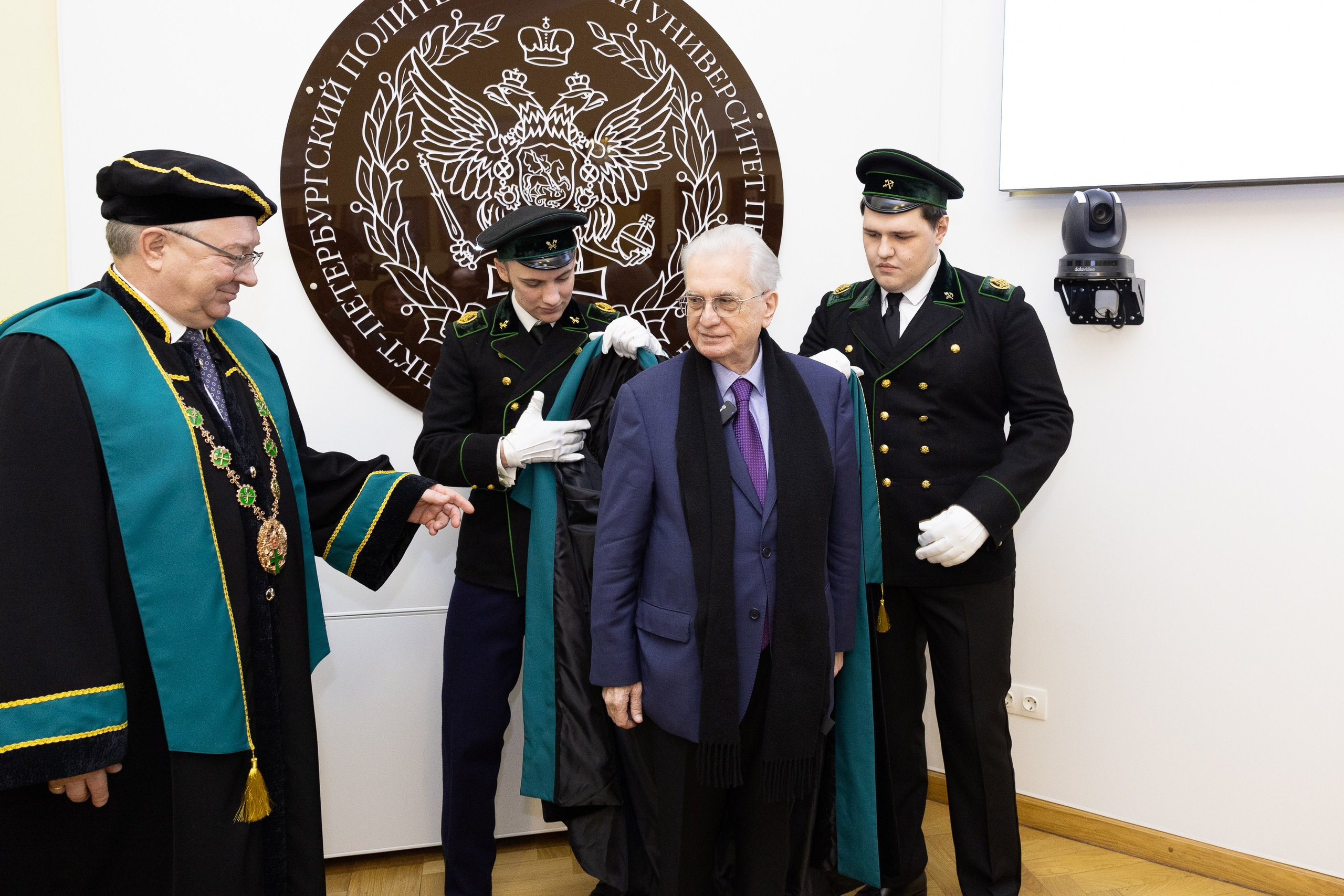 Вручения Мантия Почётного доктора директору Эрмитажа Михаилу Пиотровскому. Cup of Bib