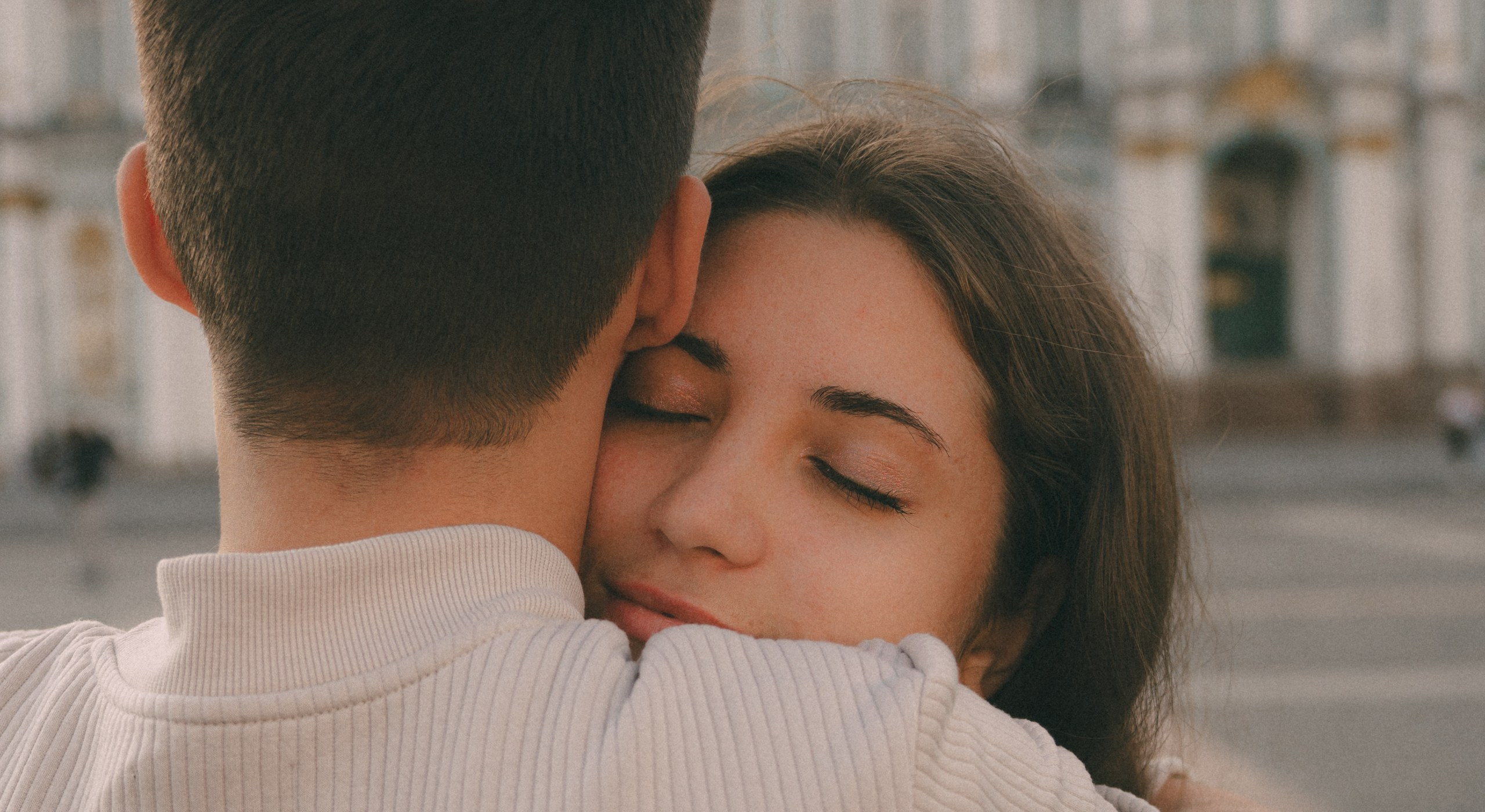 Влюбленная пара в Санкт-Петербурге. Фотосессия на Дворцовой площади