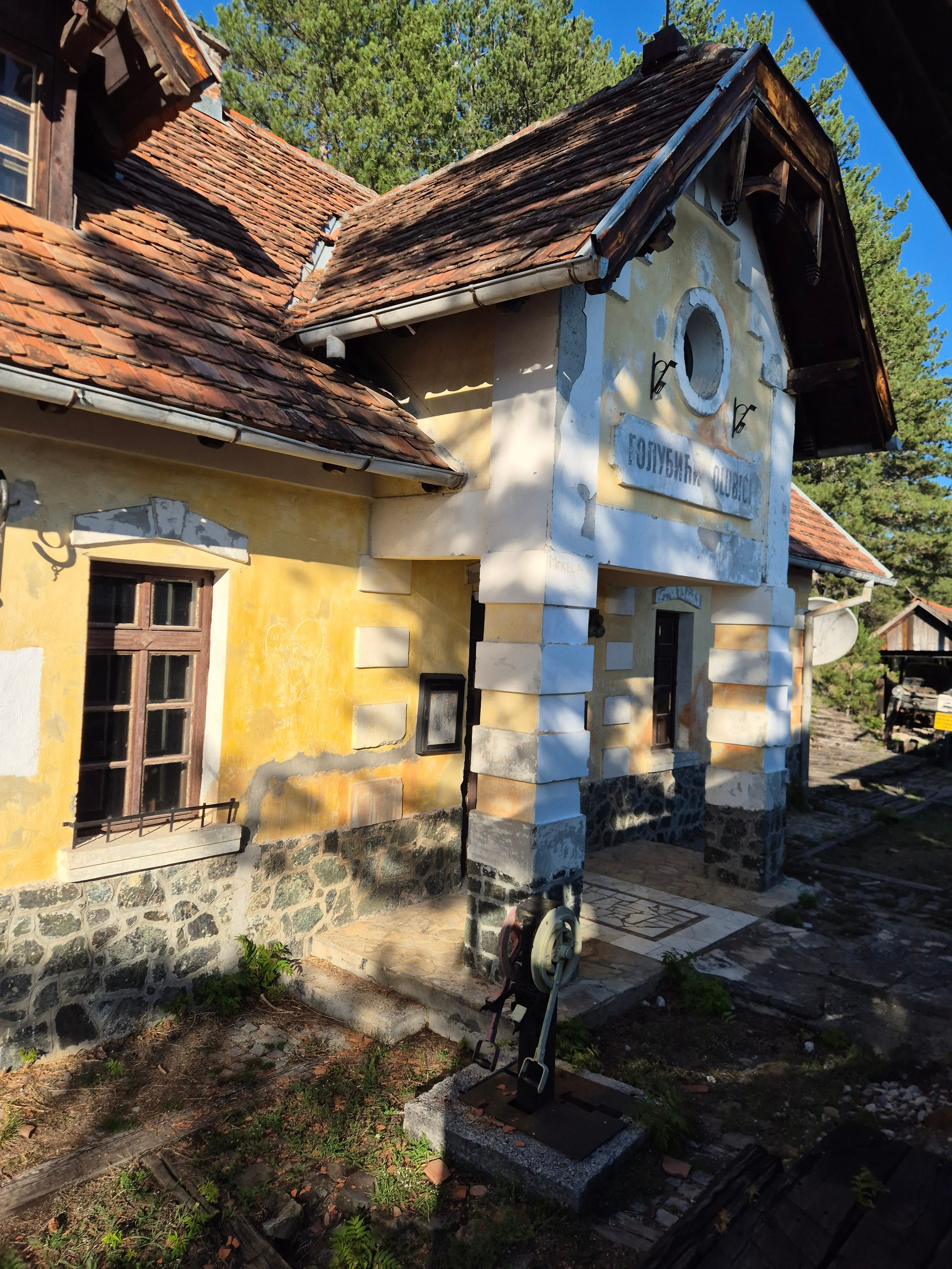 В 2004 году здесь снимался знаменитый фильм Эмира Кустурицы «Жизнь как чудо». По сюжету главный герой одержим мыслю о создании собственной железной дороги. 