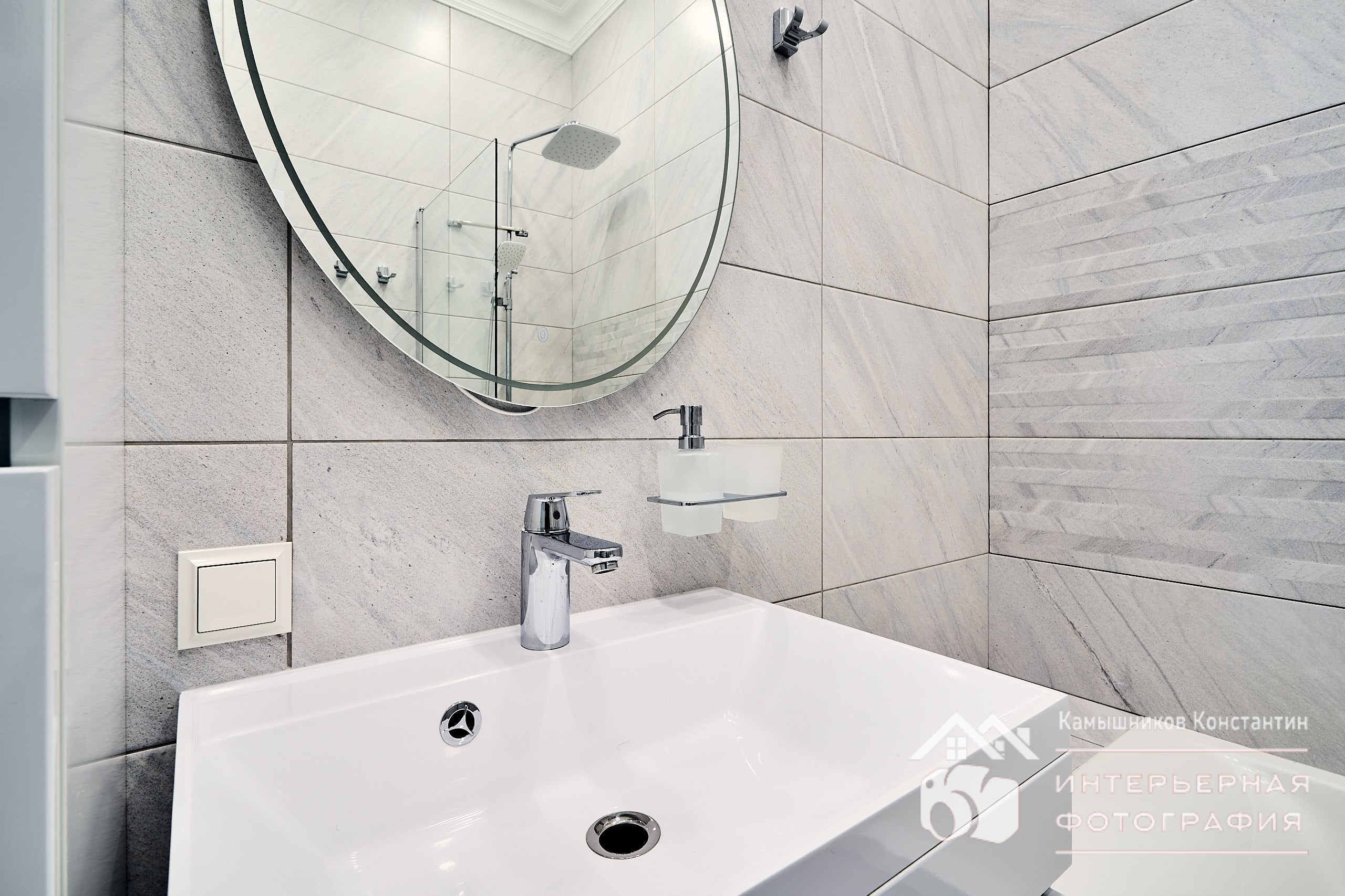 Интерьерное фото с раковиной и зеркалом в санузле квартиры в ЖК бизнес-класса в Москве