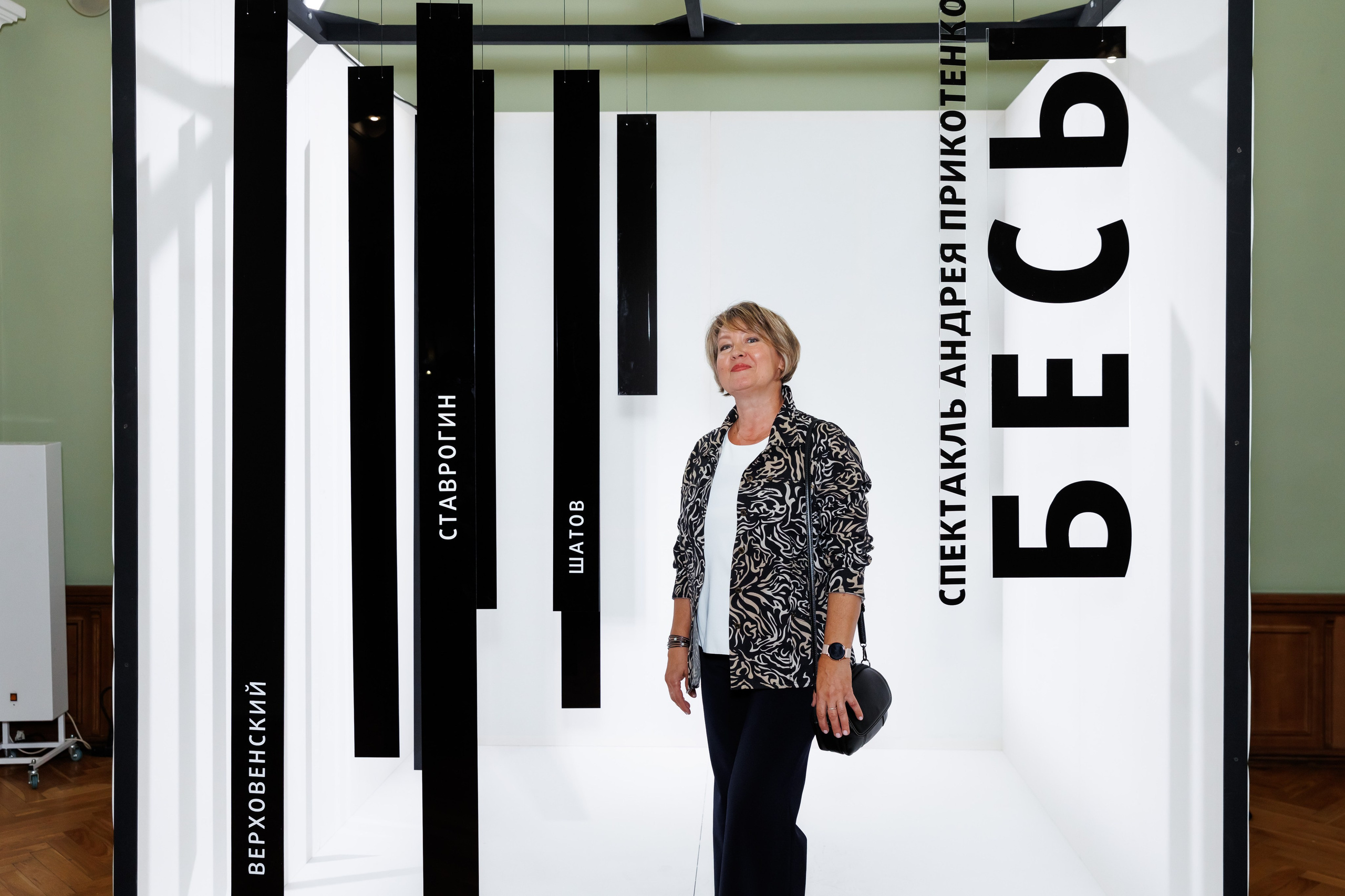 Красный факел — фотозона перед премьерой спектакля. Фотограф Новосибирск — Наталья Гресь