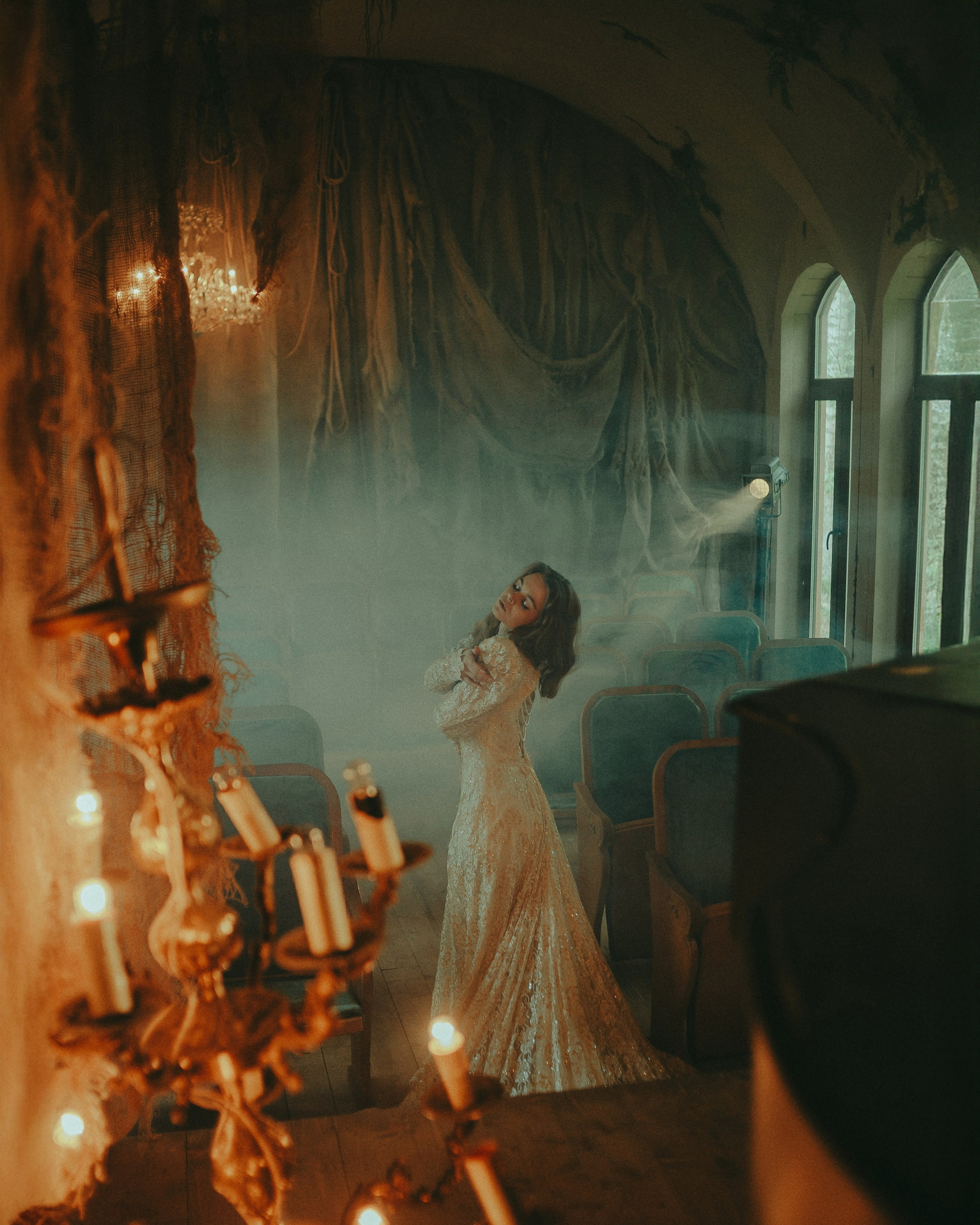 Москва. Заброшкнный театр. Алина. Фотограф Брянск