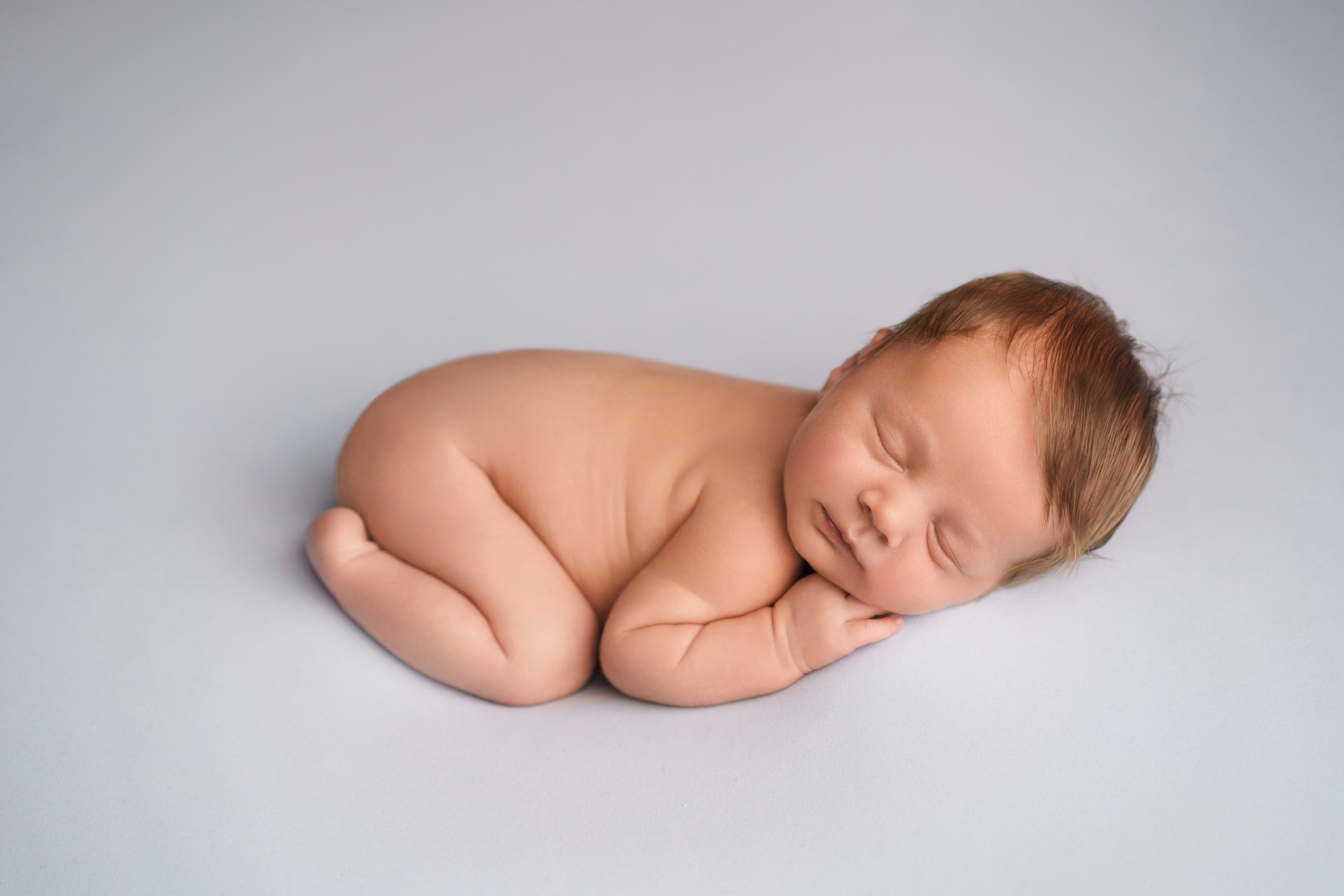 Новорожденный малыш в естественном образе - классическая съемка newborn