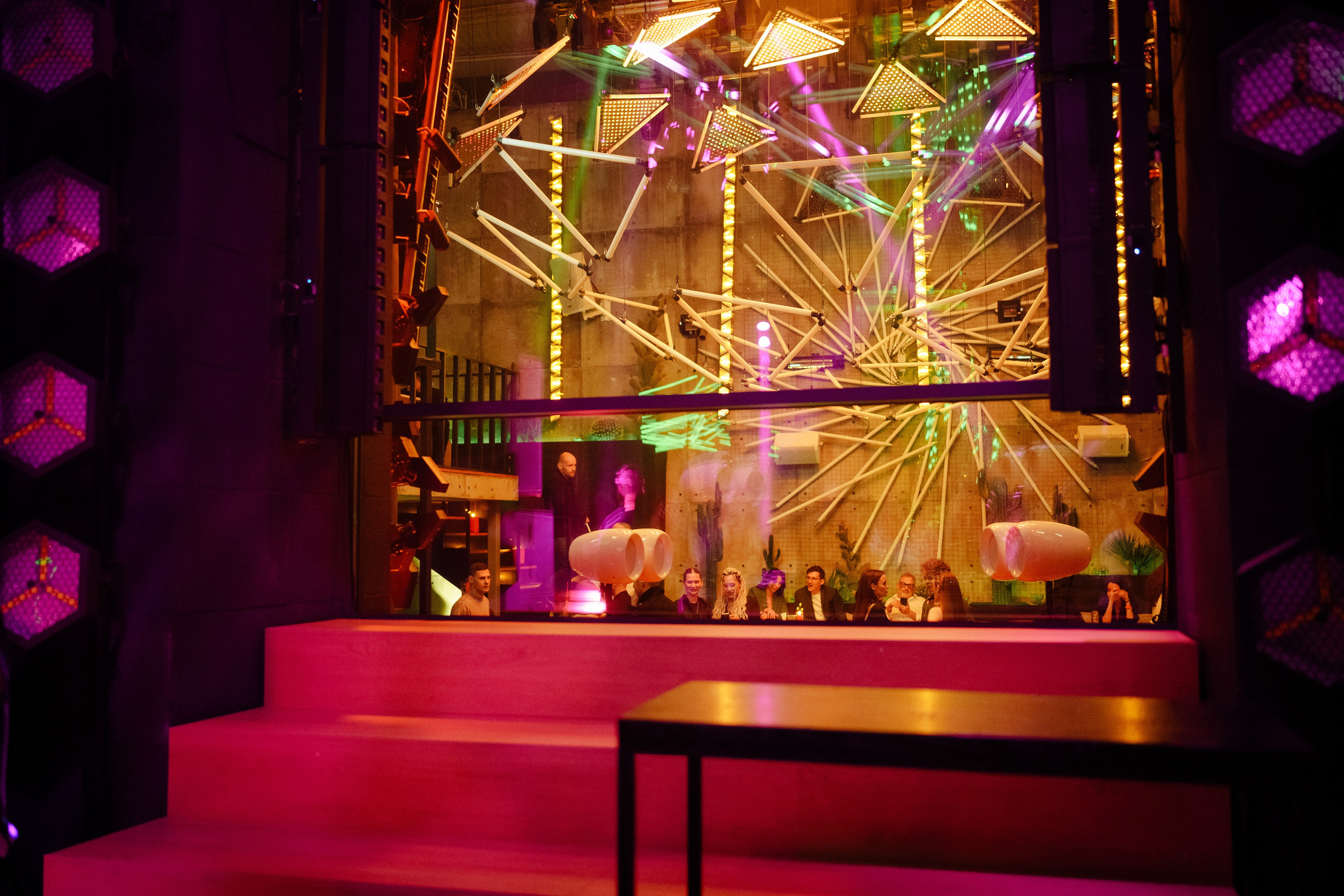 Вечеринка OSNOVATELI.LIVE репортажный фотограф Саша Дружинина. Репортажный фотограф в Москве Саша Дружинина