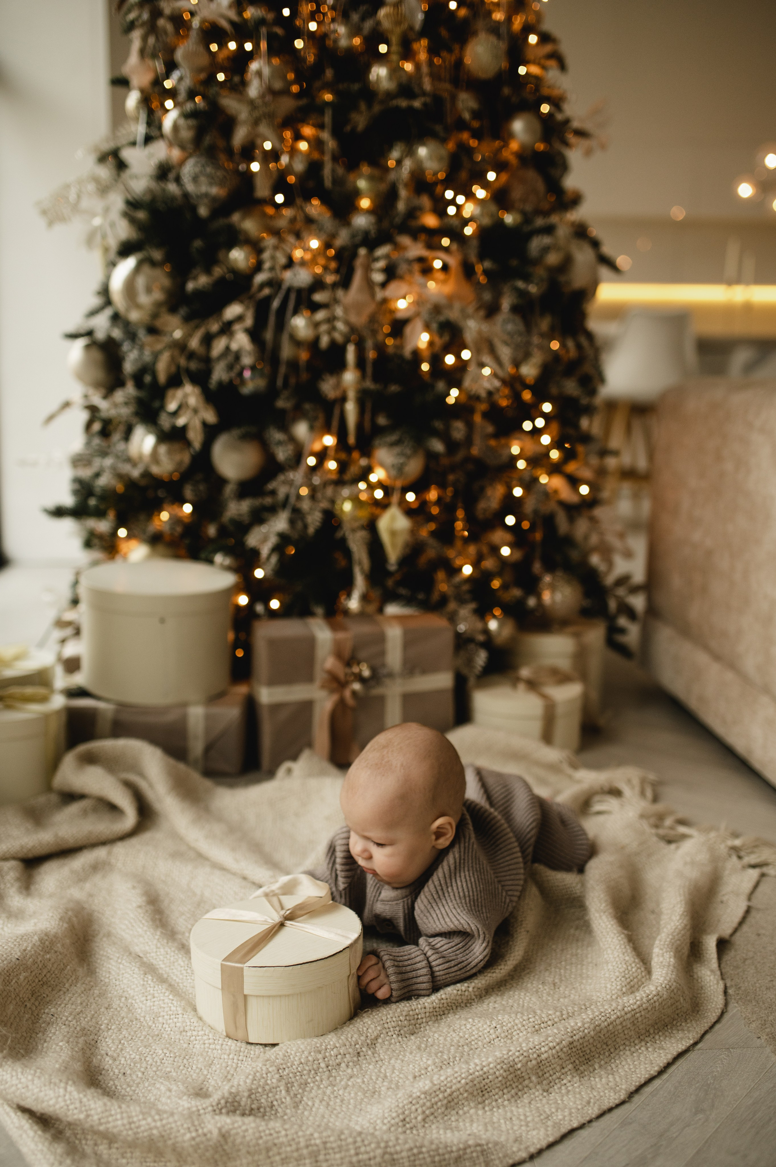 Новогодняя фотосессия в студии с малышом 6 месяцев в Бутово. Семейная фотосессия Бутово Москва фотограф Алина Морщагина
