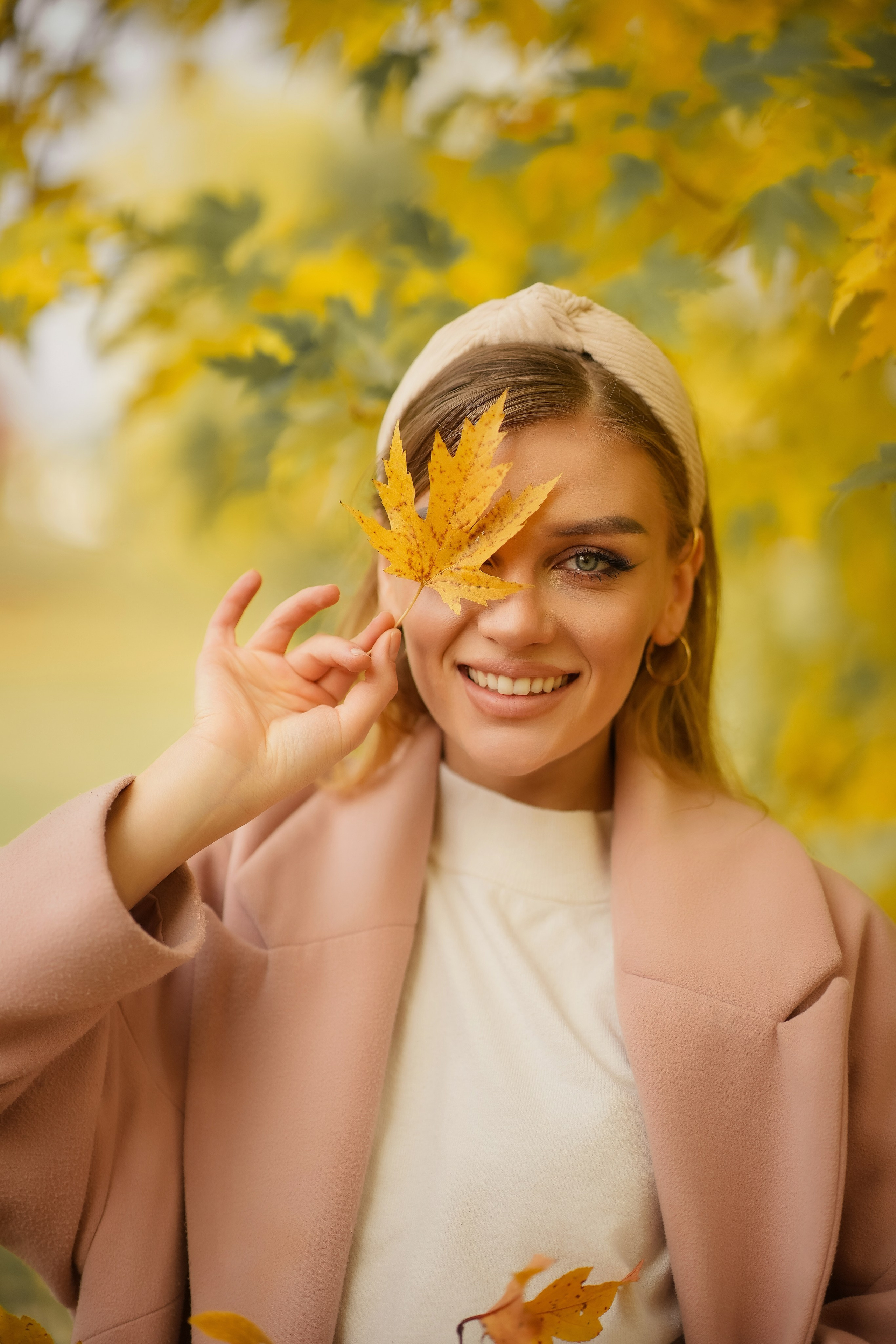 Красивая девушка блондинка прогулка в парке с цветами золотой осенью