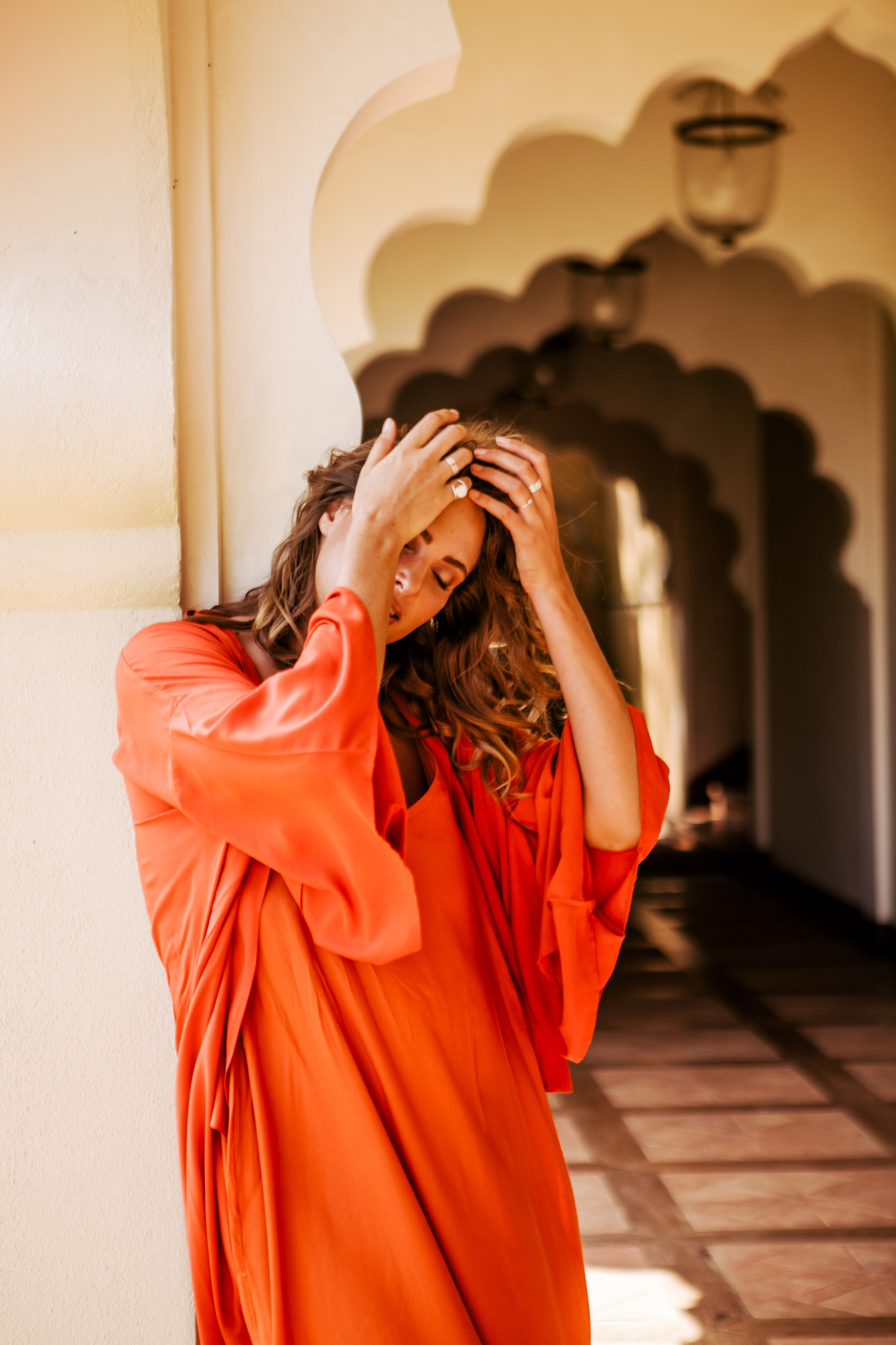 Девушка в красном платье в отеле Malabar Hill — Роскошная портретная съемка | Шри-Ланка. Фотограф на Шри-Ланке