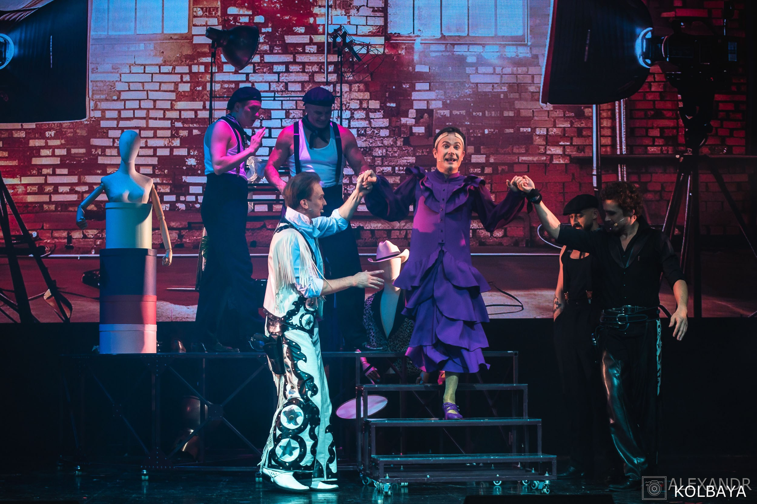 Фотографии со спектакля «Привет, я тетя Чарли». Концертный и театральный репортажный фотограф в Москве Александр Колбая