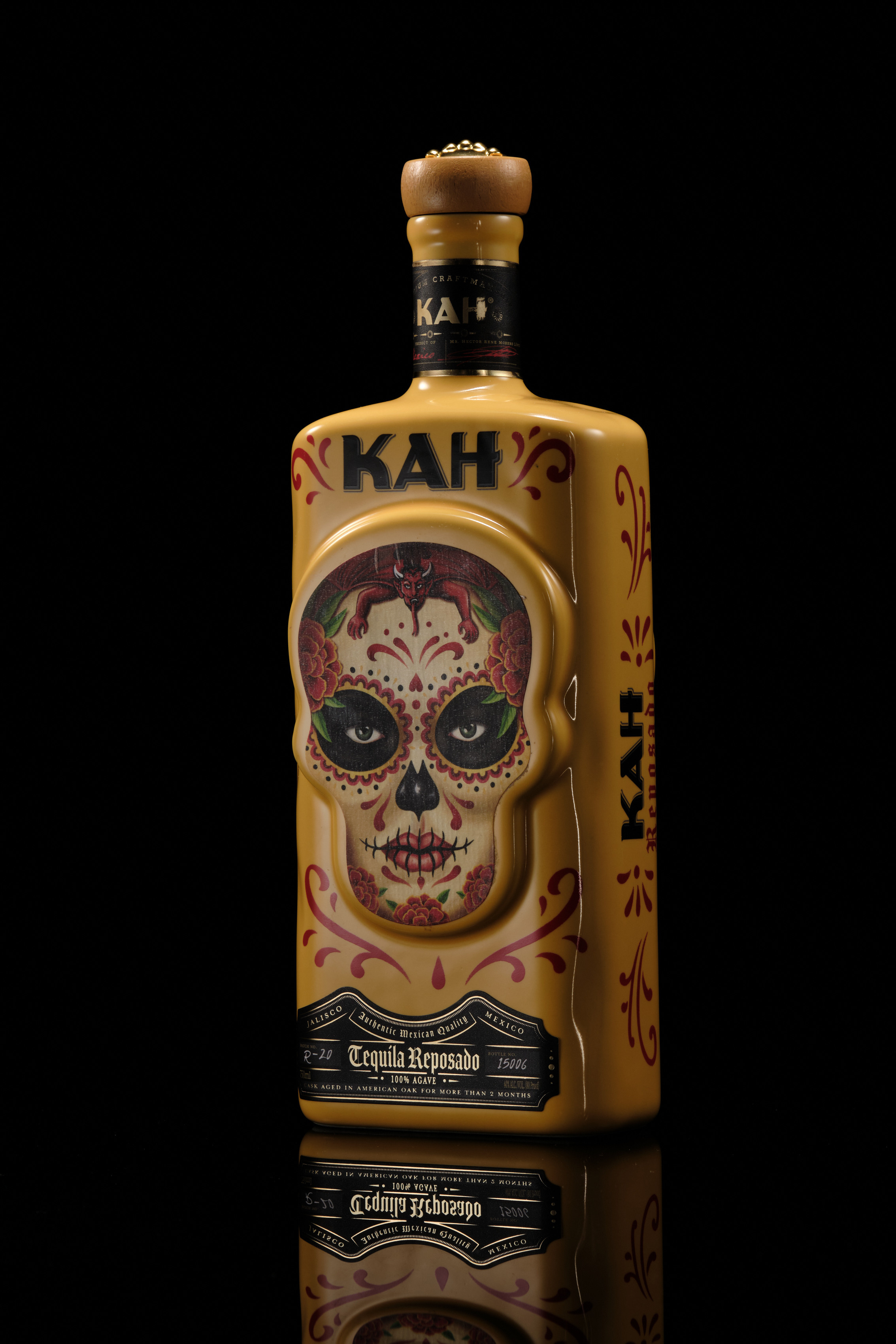 Съёмка бутылки Kah Tequila: свет, фактура и стеклянная магия. Фотограф в Алматы Дмитрий Лукьянов. Предметная и рекламная фотосъёмка товаров