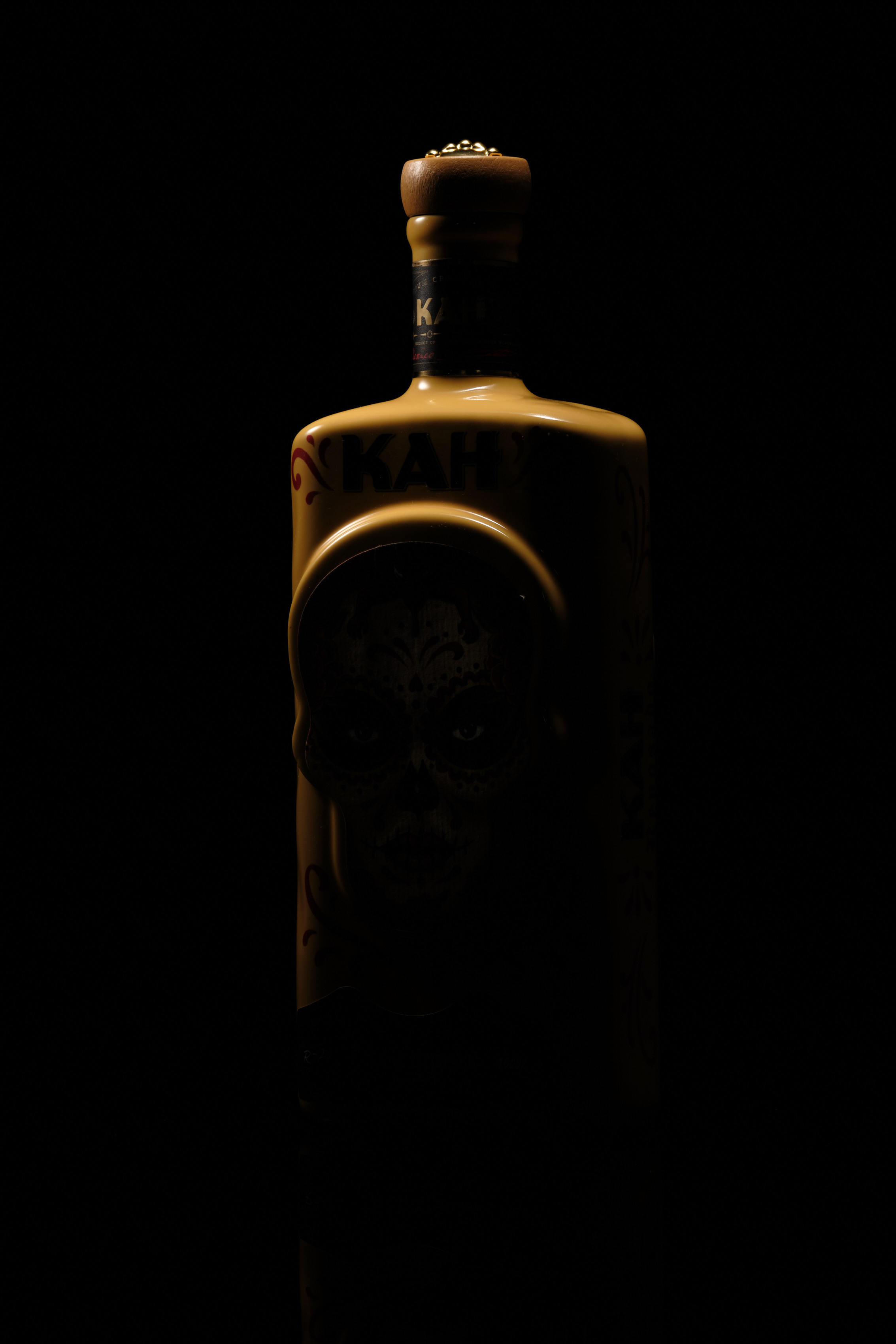 Съёмка бутылки Kah Tequila: свет, фактура и стеклянная магия. Фотограф в Алматы Дмитрий Лукьянов. Предметная и рекламная фотосъёмка товаров