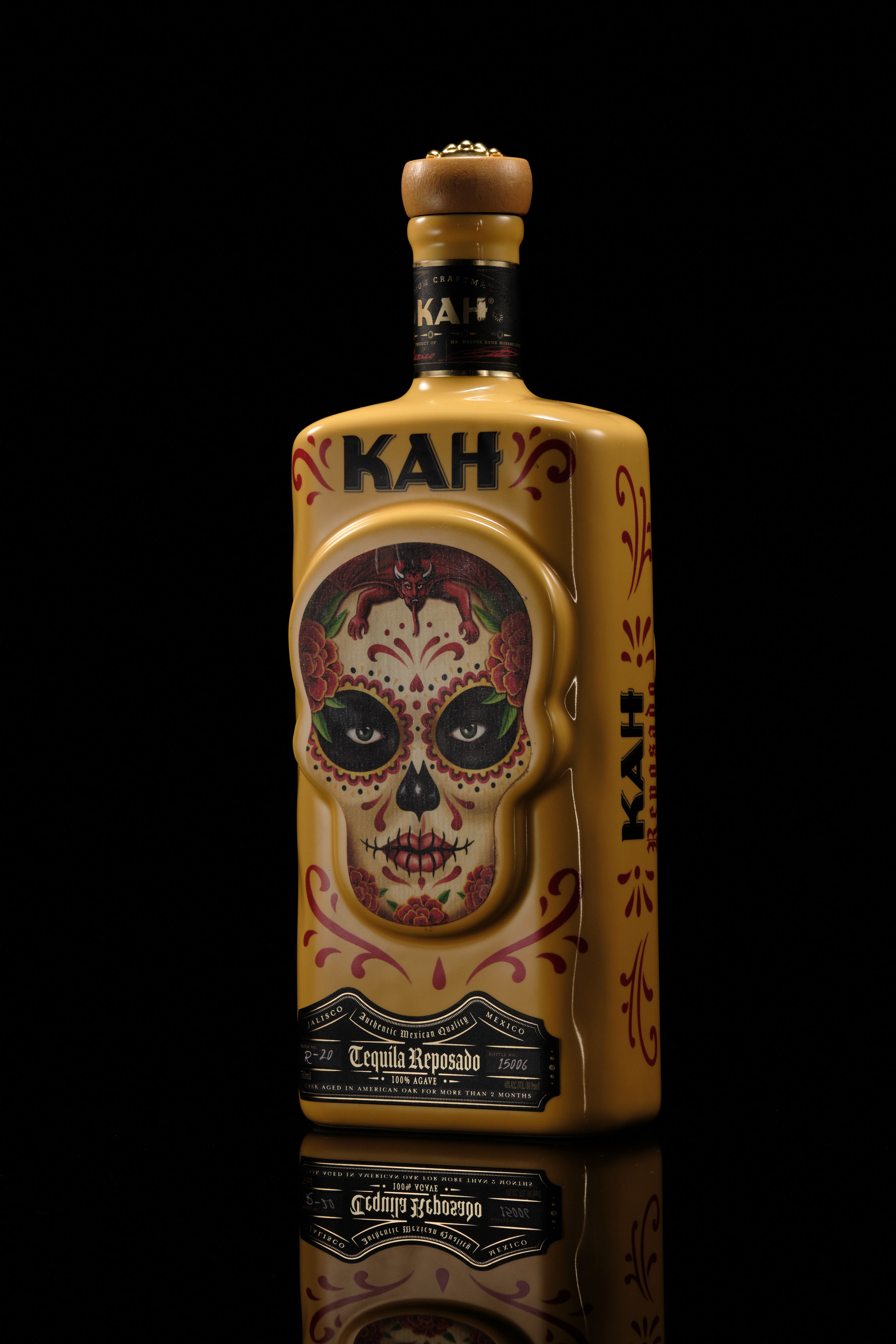 Съёмка бутылки Kah Tequila: свет, фактура и стеклянная магия. Фотограф в Алматы Дмитрий Лукьянов. Предметная и рекламная фотосъёмка товаров
