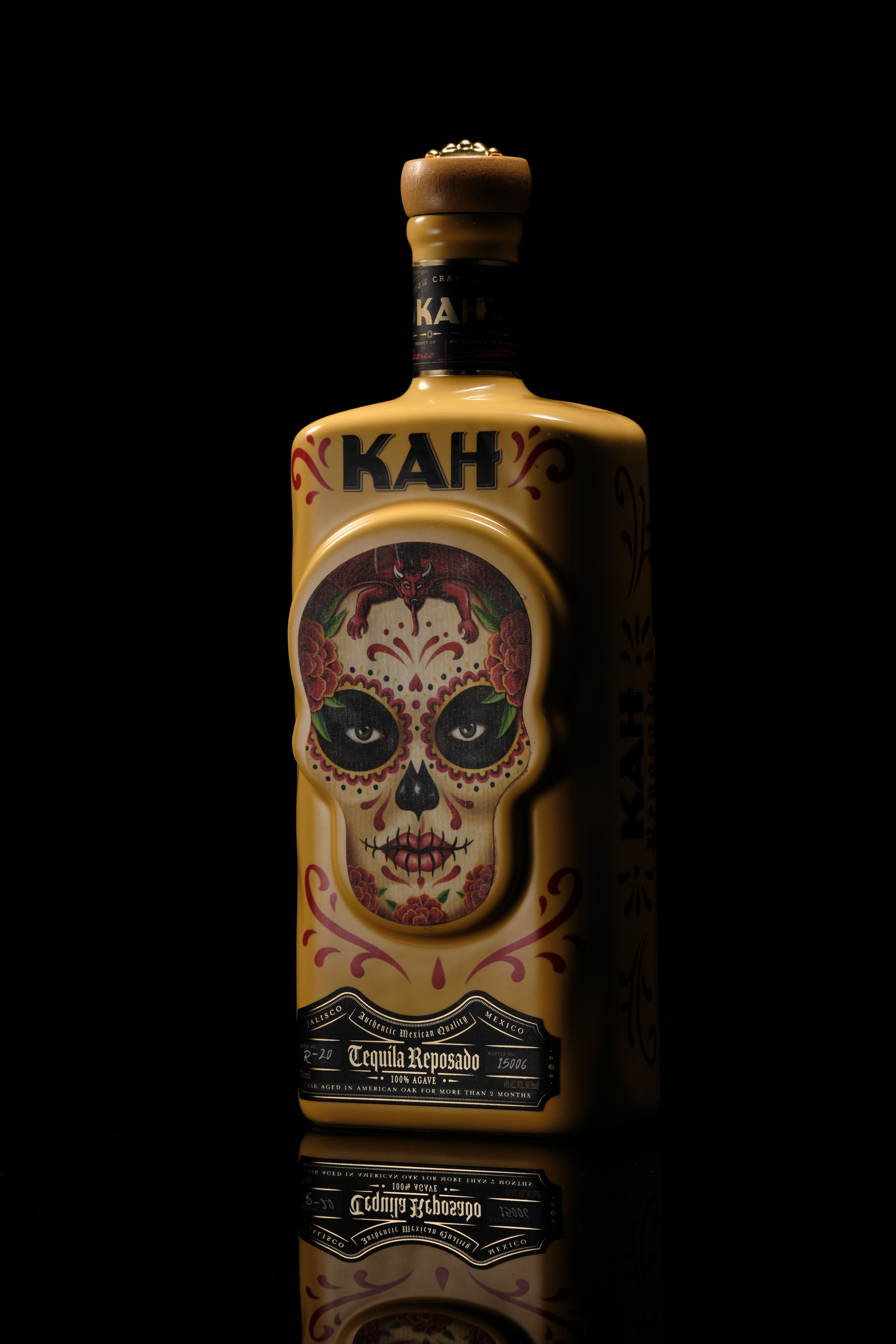 Съёмка бутылки Kah Tequila: свет, фактура и стеклянная магия. Фотограф в Алматы Дмитрий Лукьянов. Предметная и рекламная фотосъёмка товаров