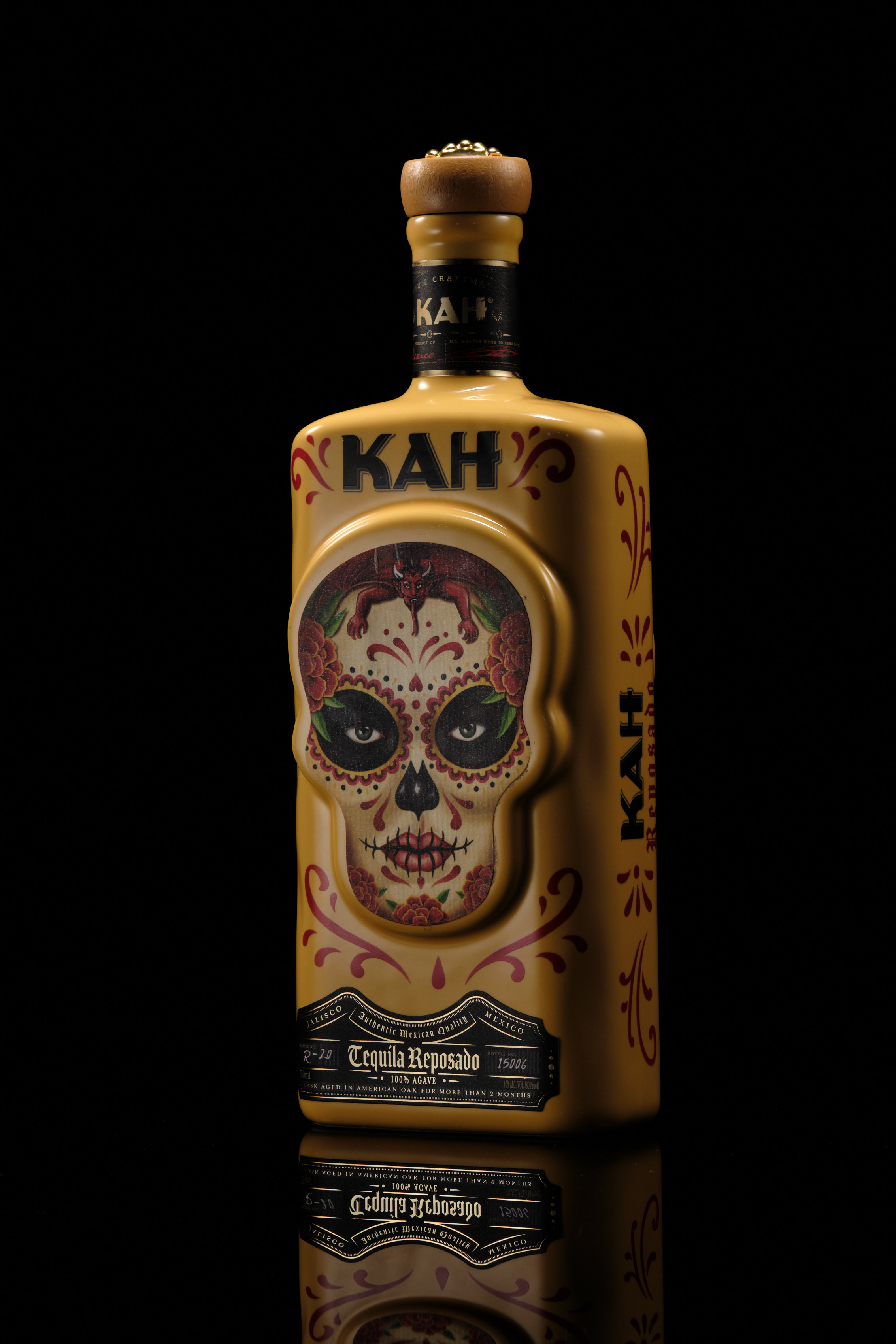 Съёмка бутылки Kah Tequila: свет, фактура и стеклянная магия. Фотограф в Алматы Дмитрий Лукьянов. Предметная и рекламная фотосъёмка товаров