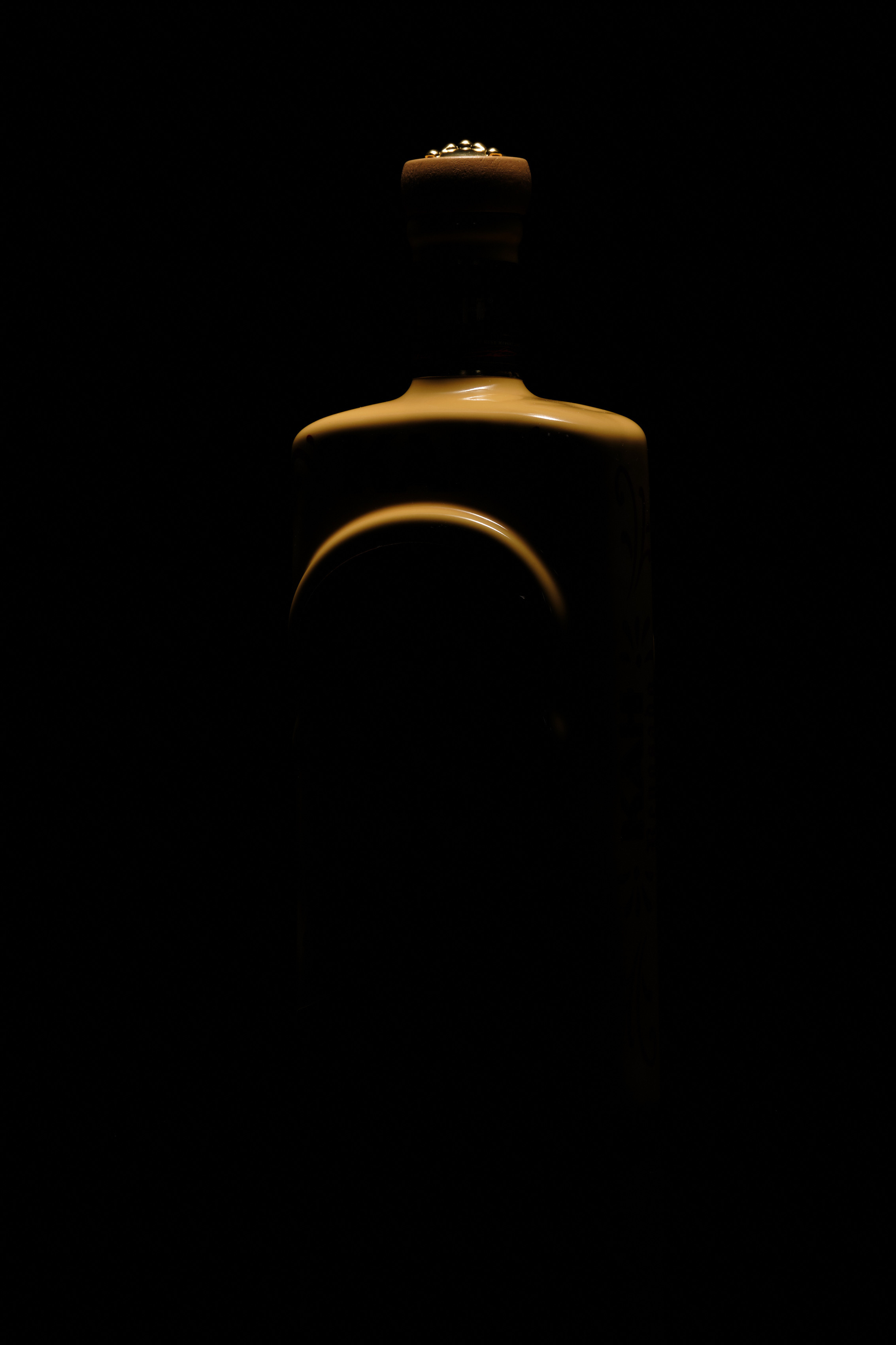 Съёмка бутылки Kah Tequila: свет, фактура и стеклянная магия. Фотограф в Алматы Дмитрий Лукьянов. Предметная и рекламная фотосъёмка товаров