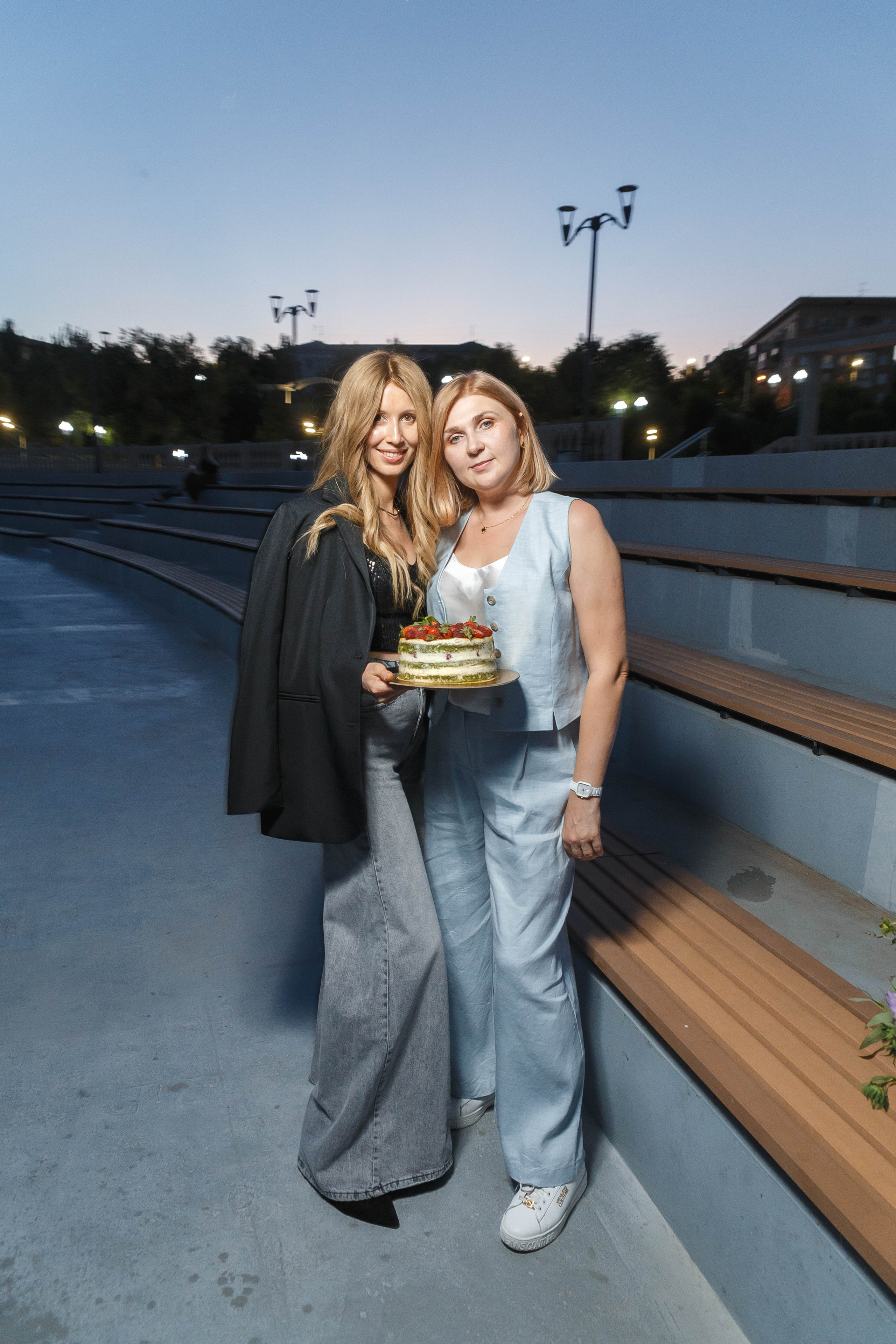 День рождения Оксаны: подруги, набережная, торт, шампанское. Событийный фотограф Максим Бескоровайновнов