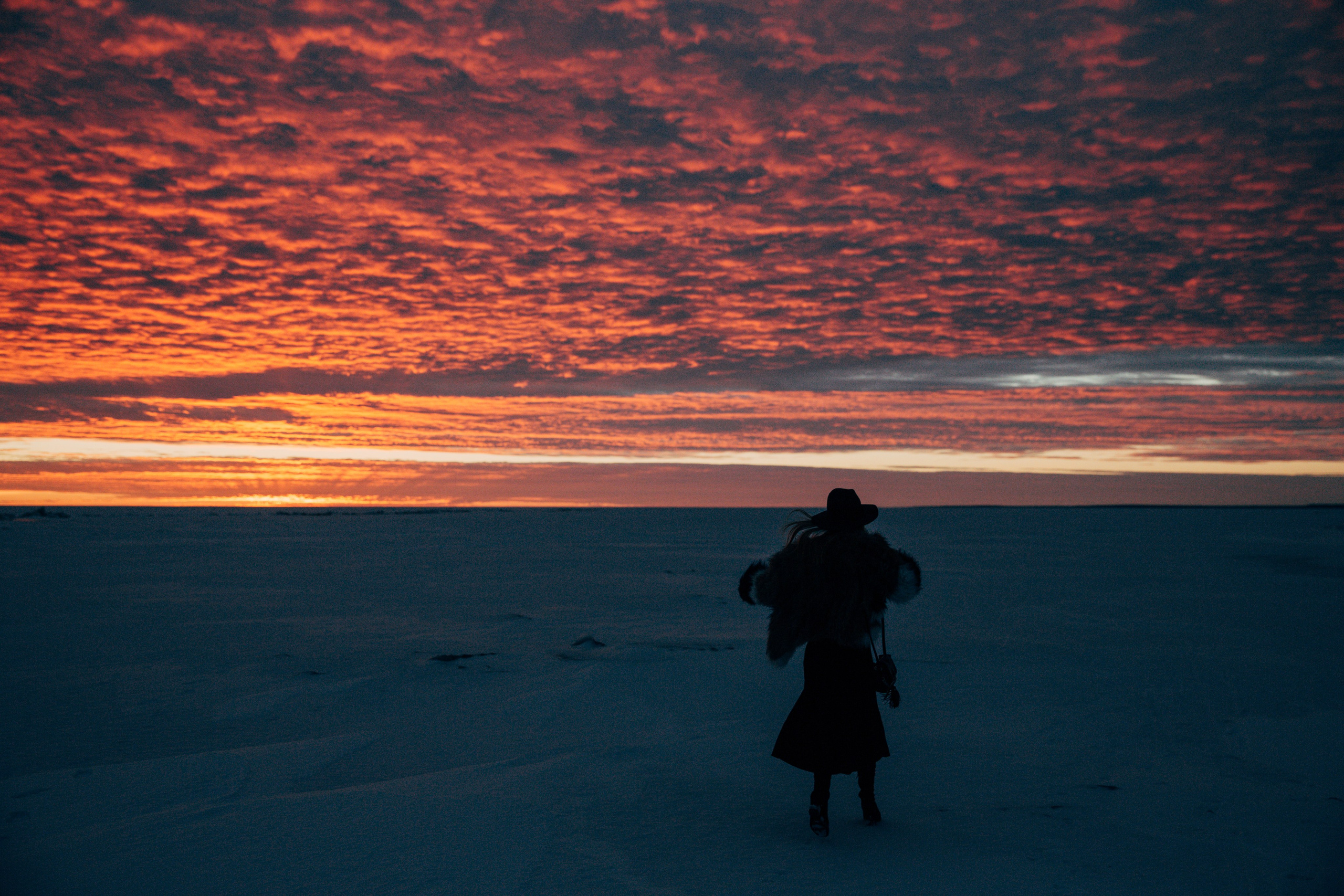 Девушка на берегу Финского залива на закате портрет
