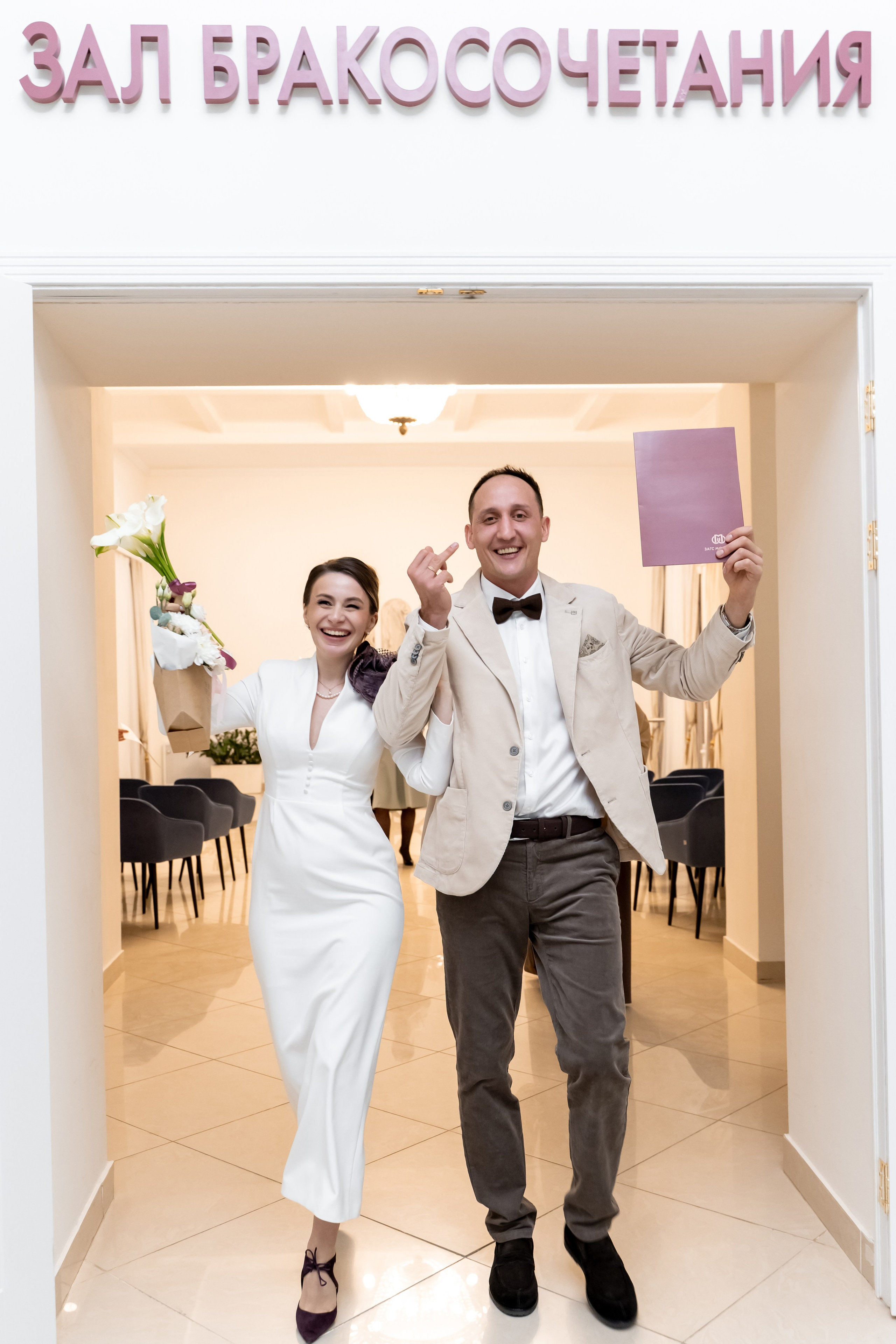 Свадебный фотограф в Москве. Свадебный фотограф Видное, Бутово, Домодедово, Щербинка, Царицыно. Свадебная фотосессия и сборы невесты в отеле Soluxe. Регистрация брака во дворце бракосочетания ВДНХ. Свадьба на ВДНХ. Свадебная фотосессия с ретро автомобилем Чайка. 