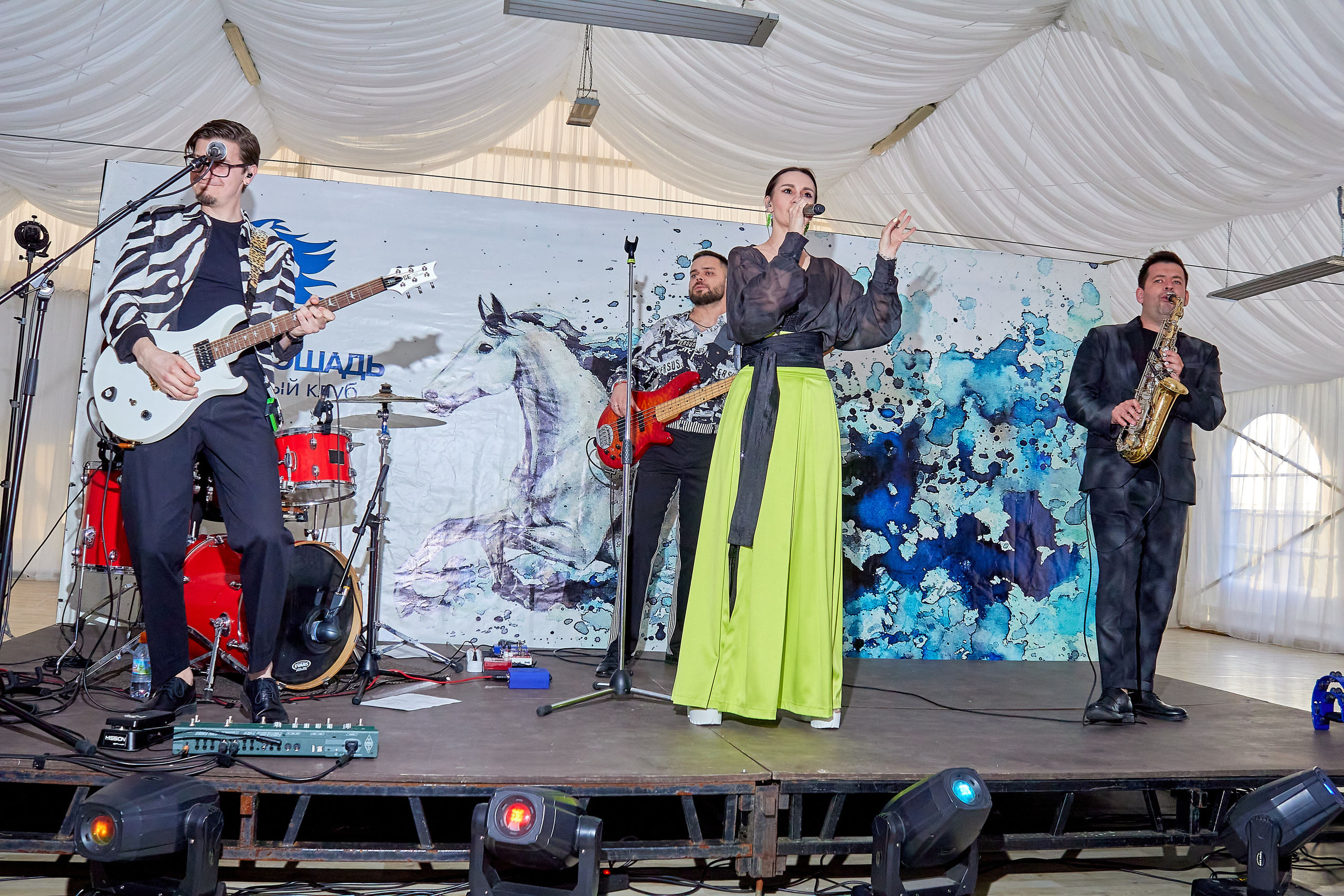 Музыкальная группа выступает на сцене