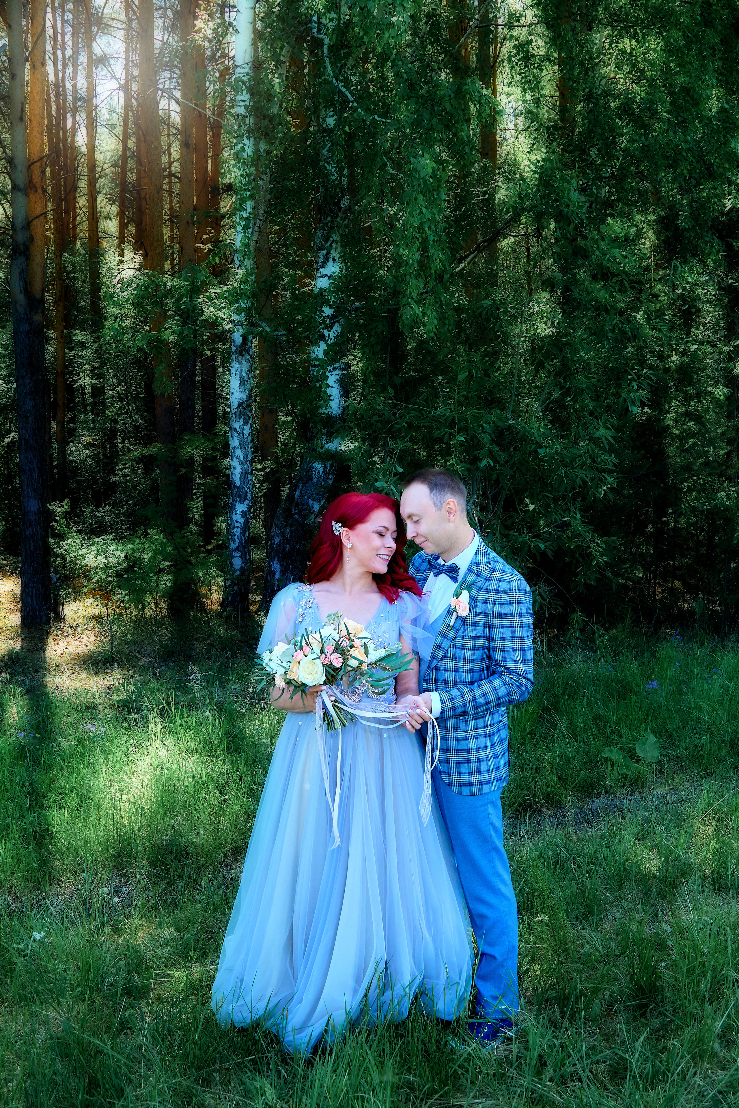 Жених и невеста обнимаются в лесу